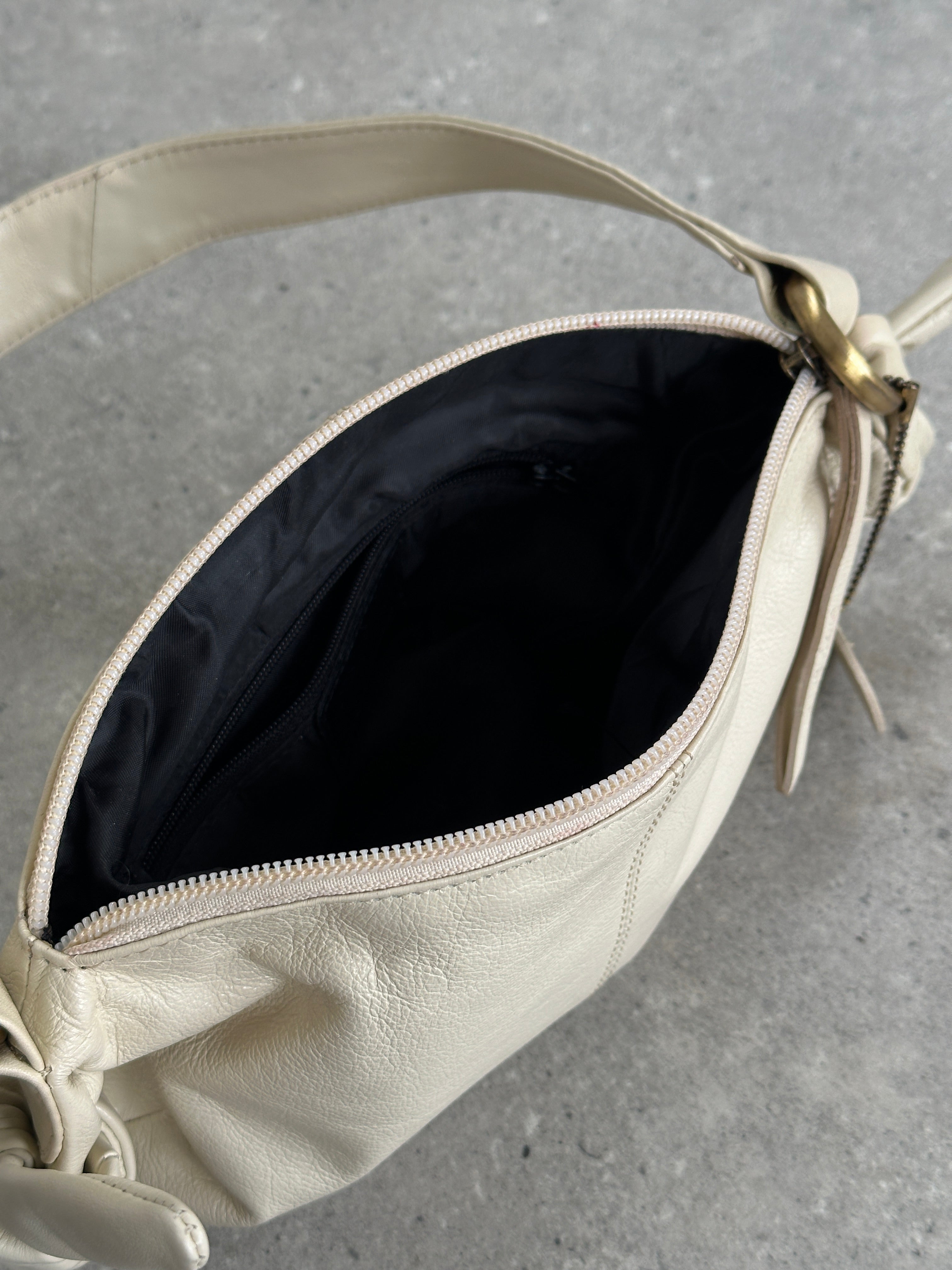 Vintage soft leather knot shoulder bag with a classic design, featuring a stylish leather strap and elegant knot detail.