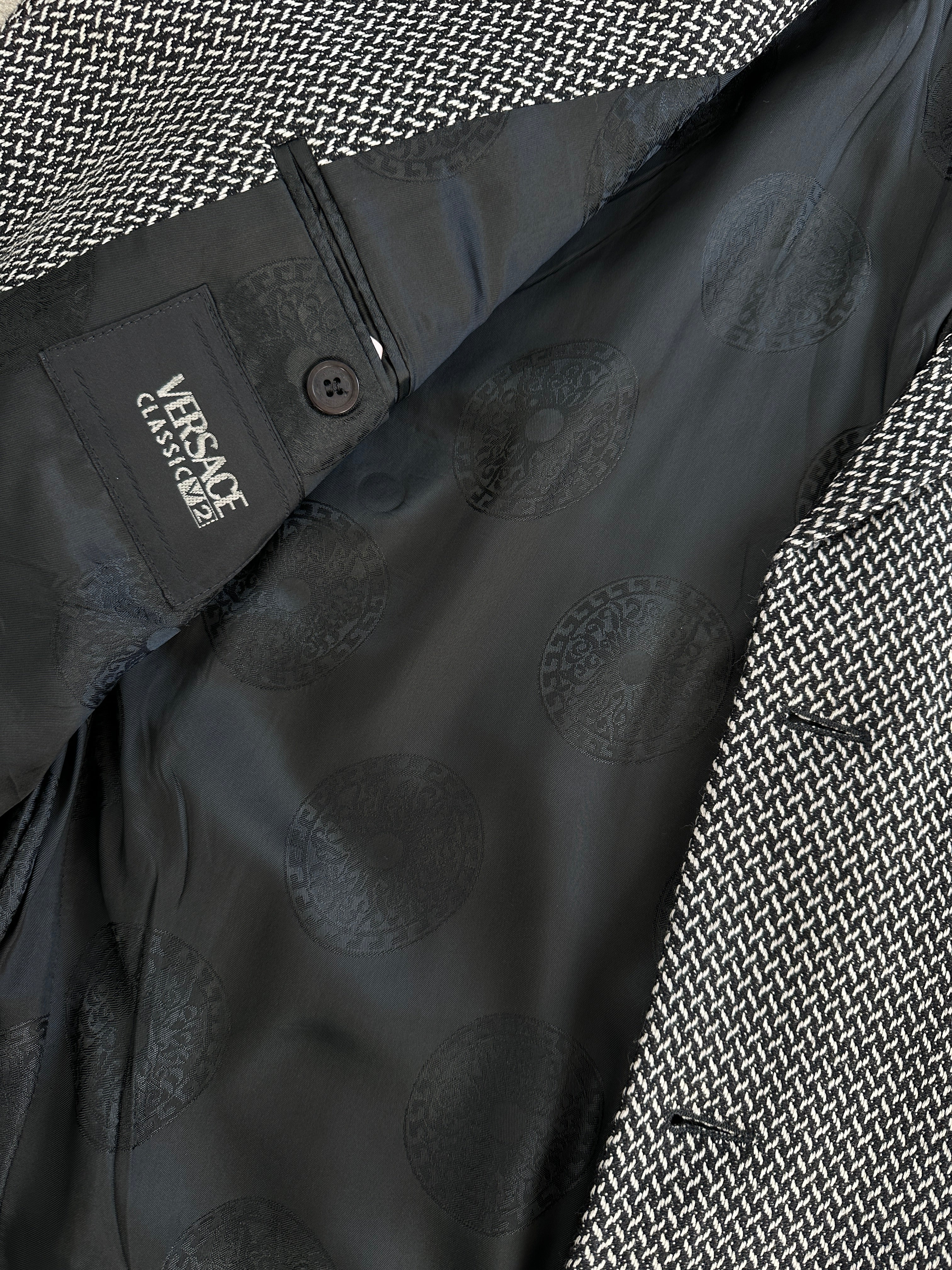 Versace Classic V2 1993 pure wool woven blazer in size 42R/XL, tailored with a structured fit and classic design.