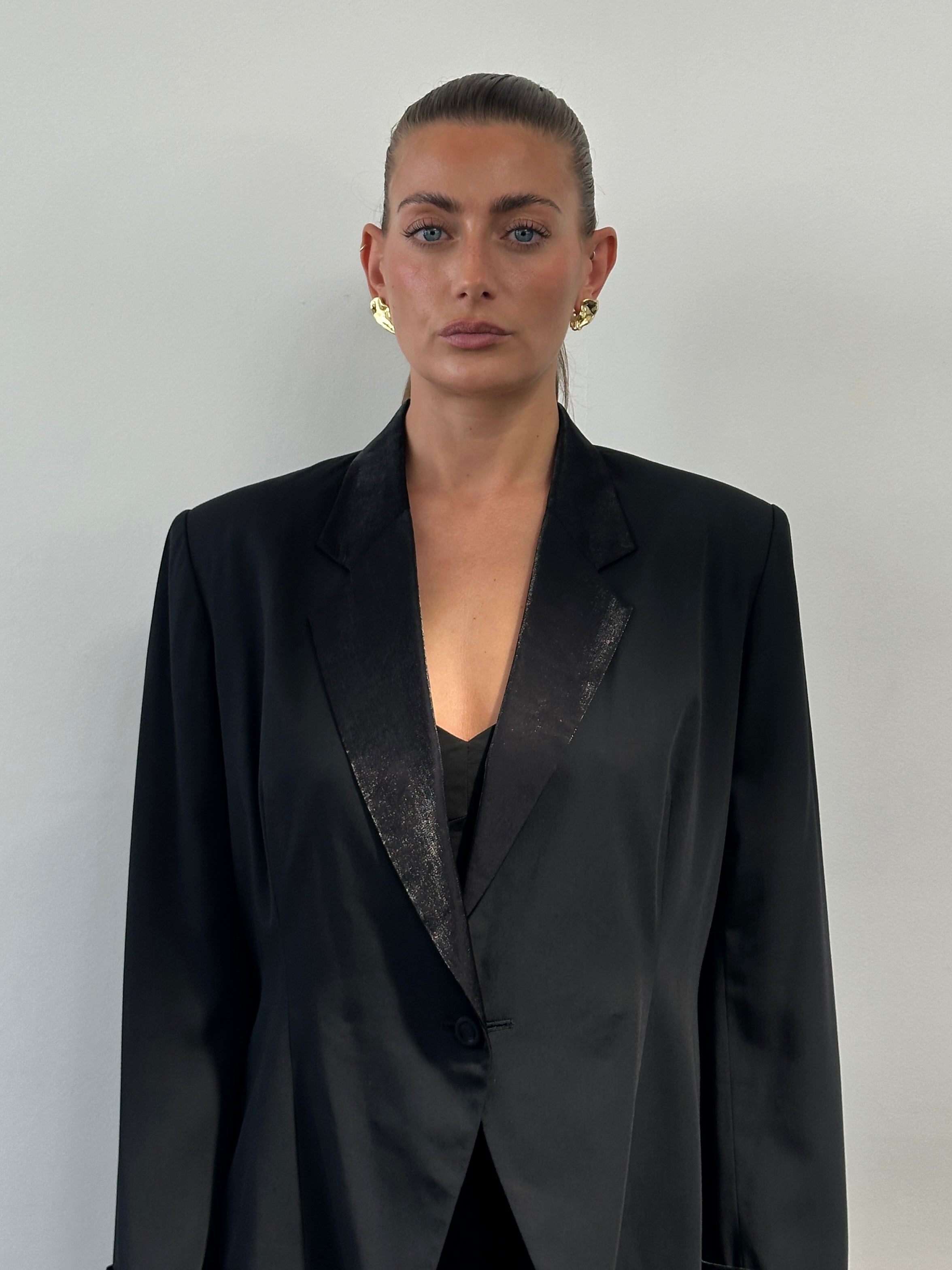 Vintage 90s fitted tuxedo blazer in size M, tailored blazer with classic lapels and sleek design, vintage fashion piece.