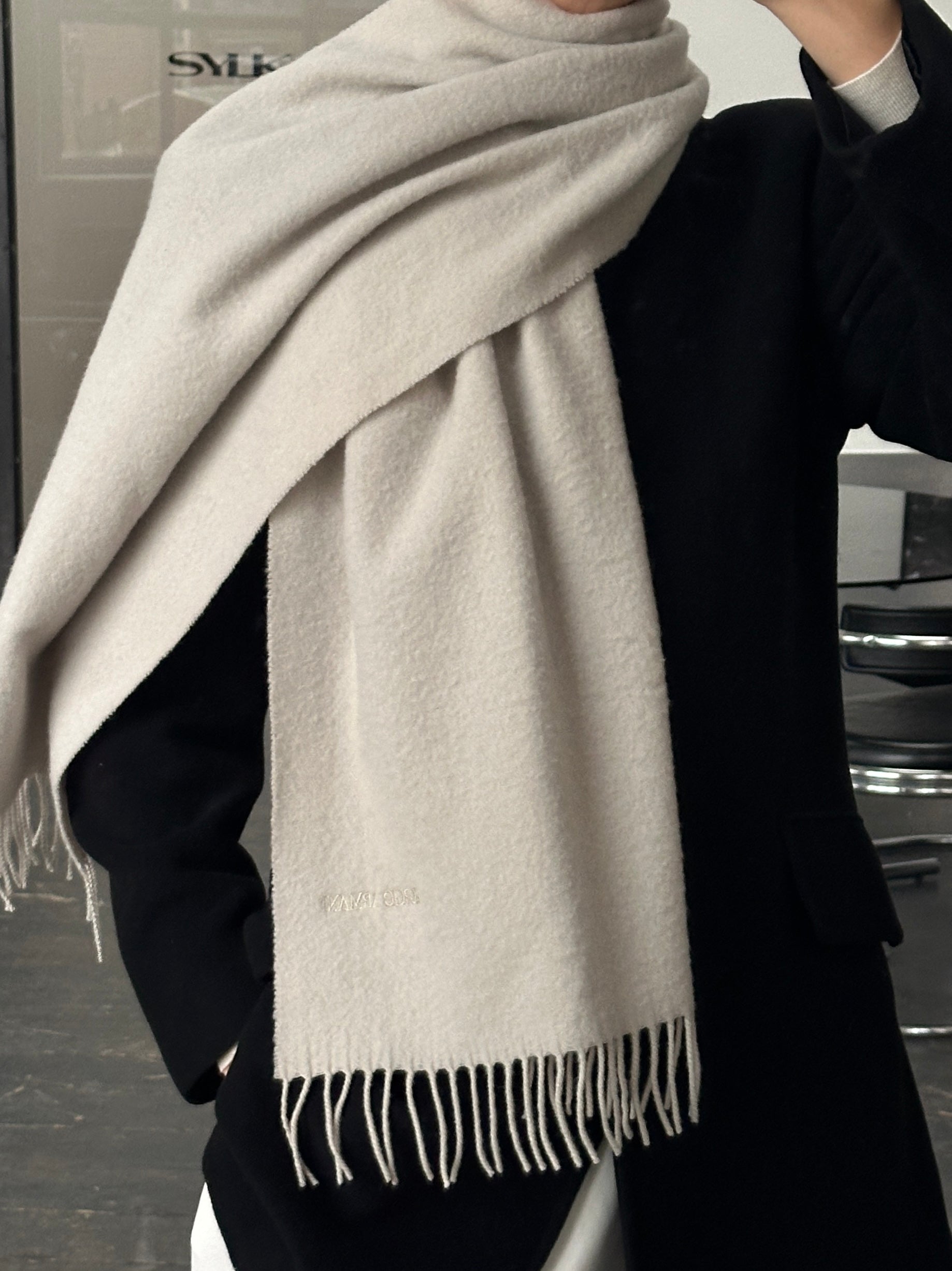 Giorgio Armani Le Collezioni 2000s pure wool logo scarf with classic design and subtle branding, showcasing elegant craftsmanship.