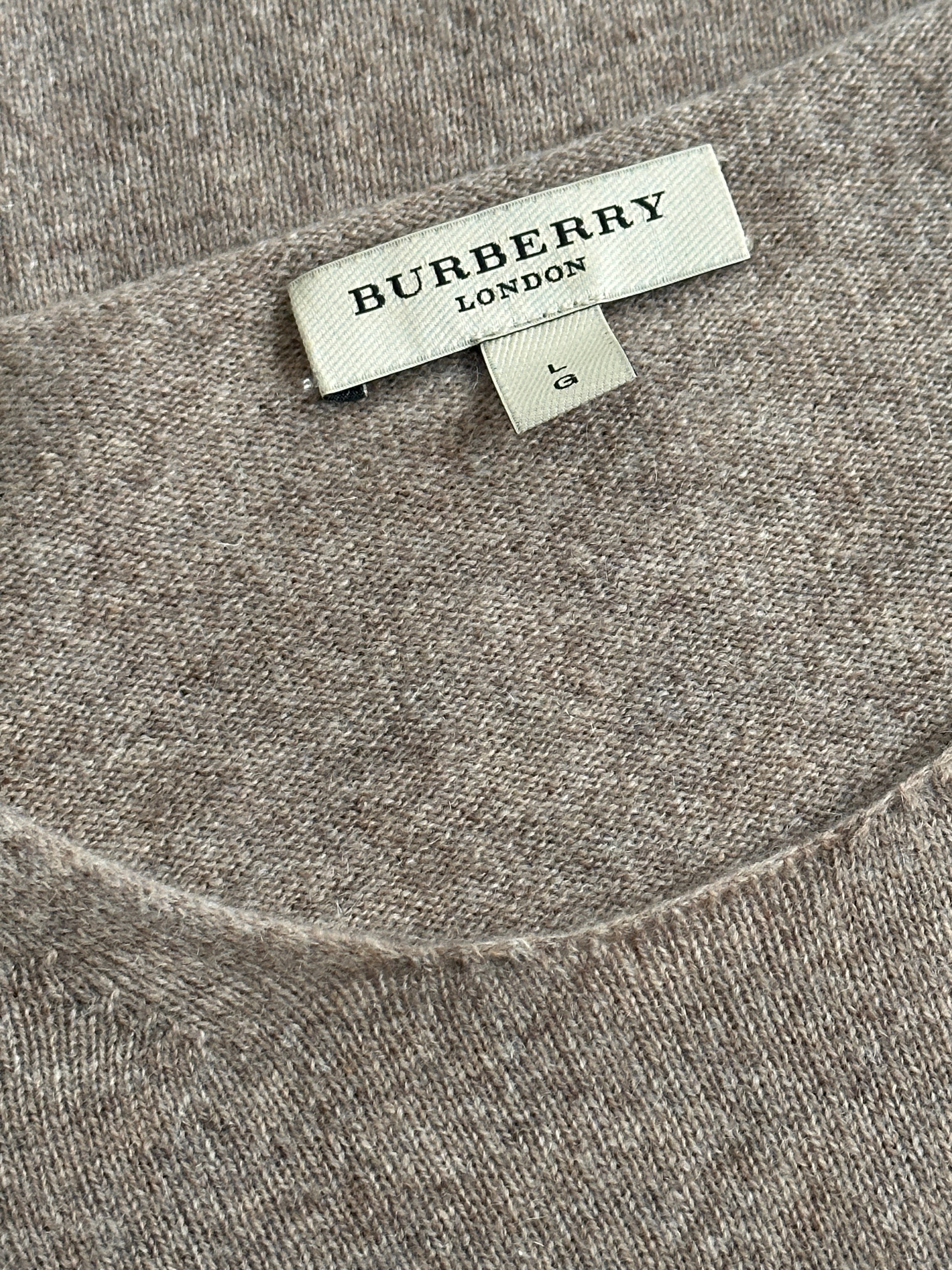 Burberry London pure cashmere lightweight knitted jumper in S/M, featuring a classic design and soft, luxurious fabric.