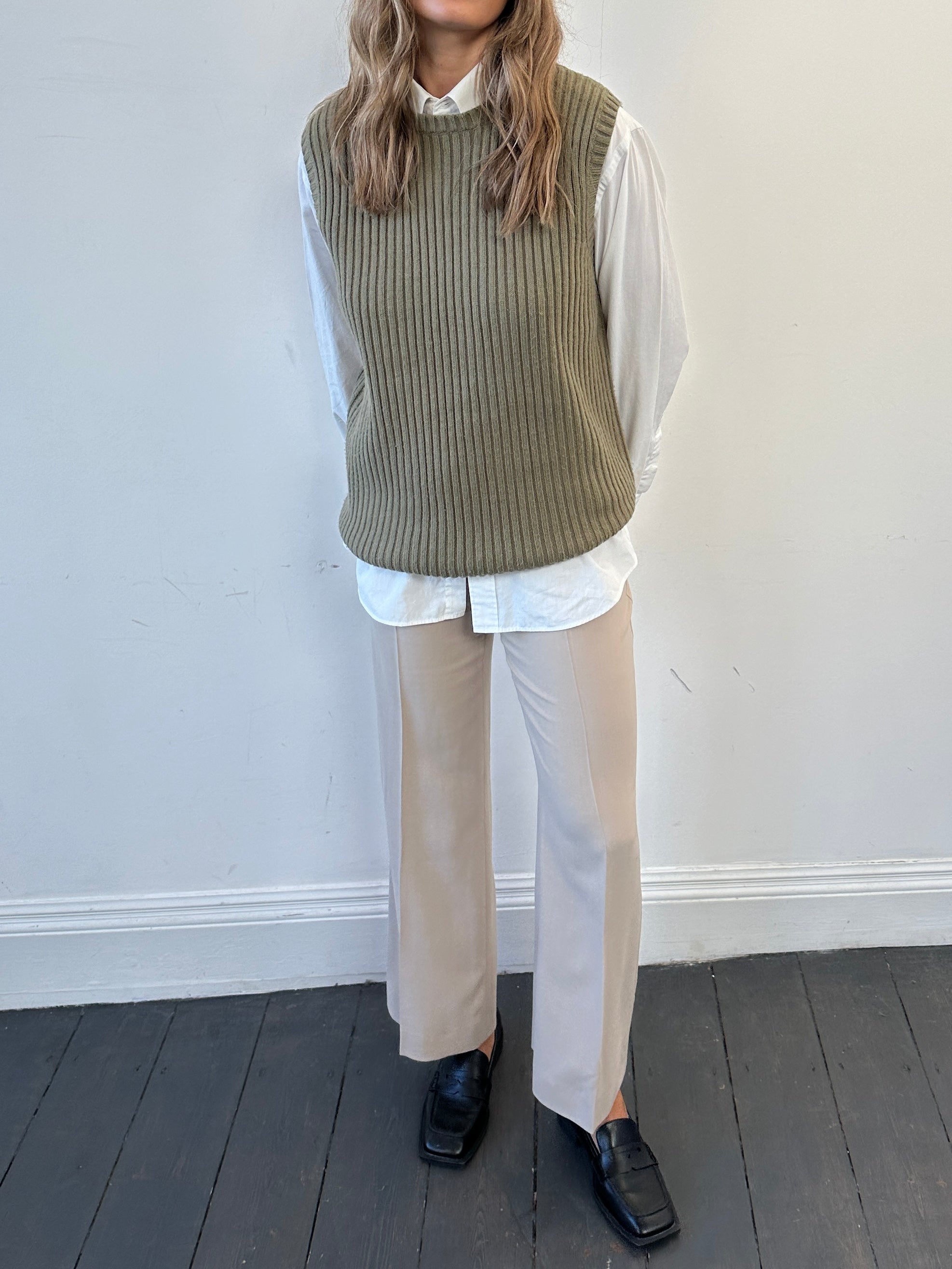 Vintage ribbed knit sleeveless vest jumper in size L, showcasing a classic textured design and fitted style.