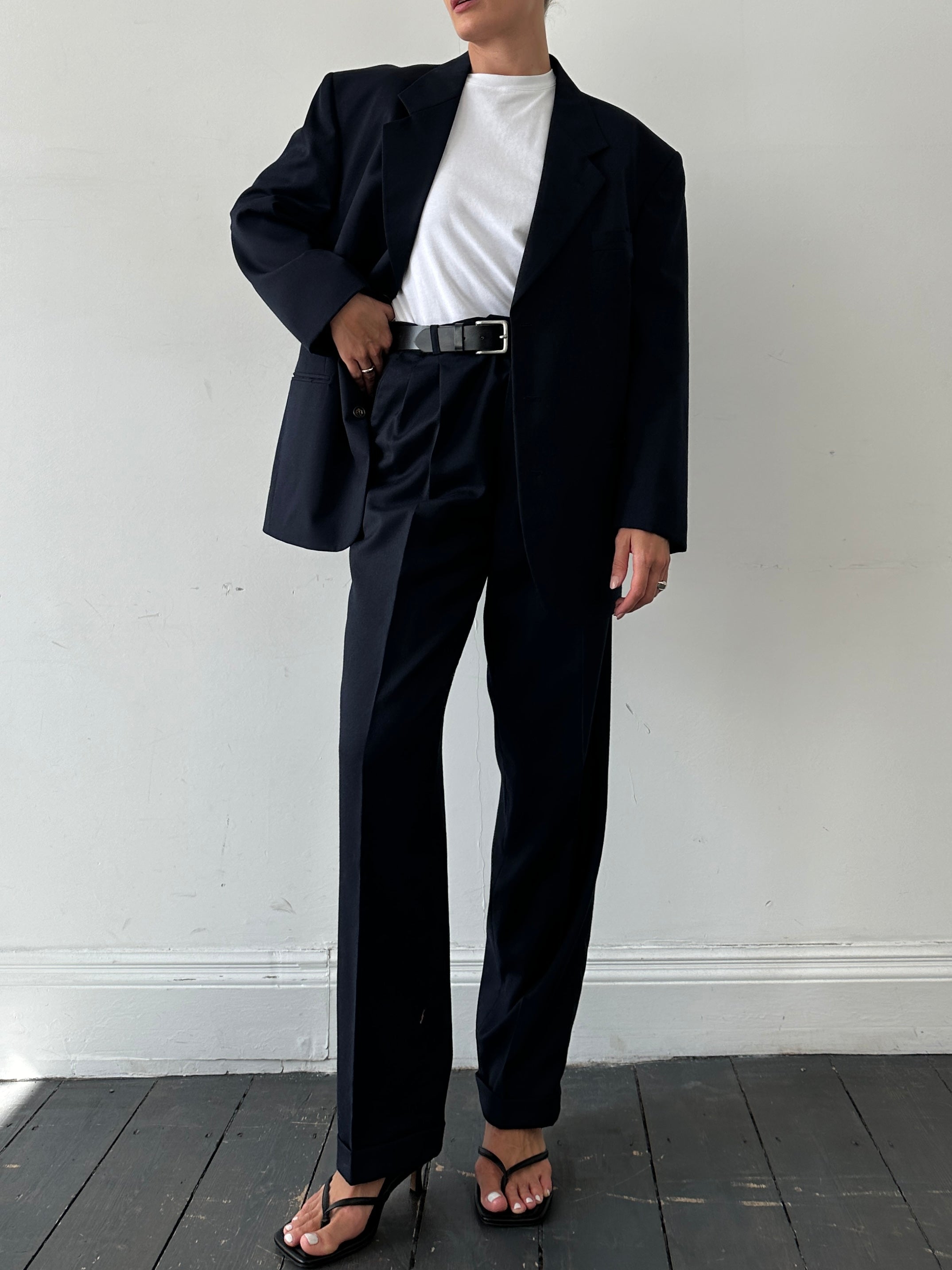 Vintage wool boxy single-breasted blazer in size 42R/XL, featuring a classic design and tailored fit.