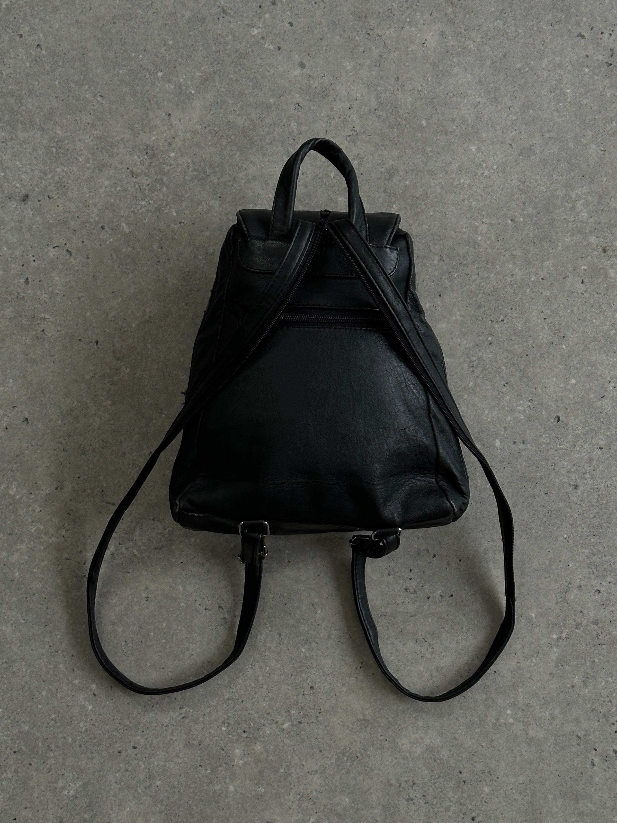 Vintage faux leather rucksack bag with adjustable straps and top handle, showcasing a classic, stylish design.