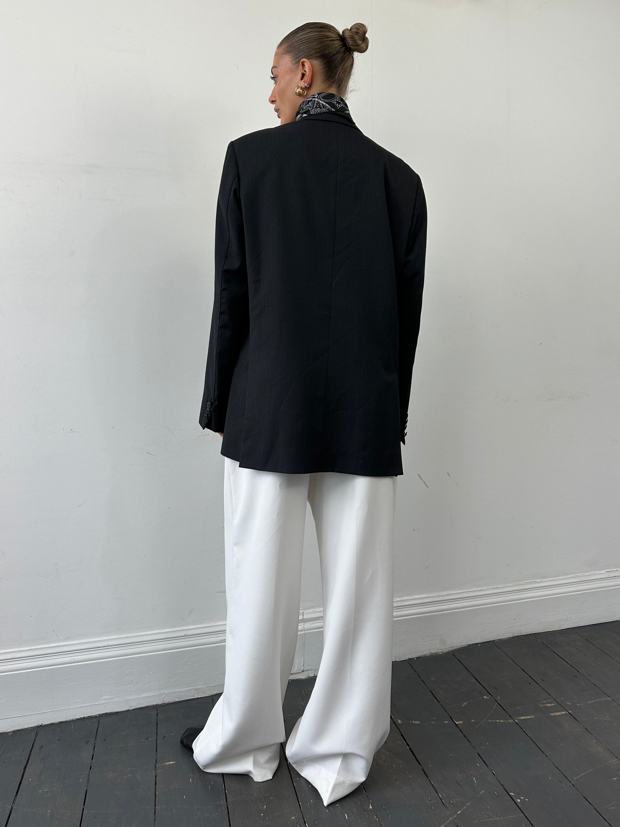 Vintage wool single-breasted blazer in XL/XXL size, tailored fit with classic lapels and button closure, stylish and timeless.
