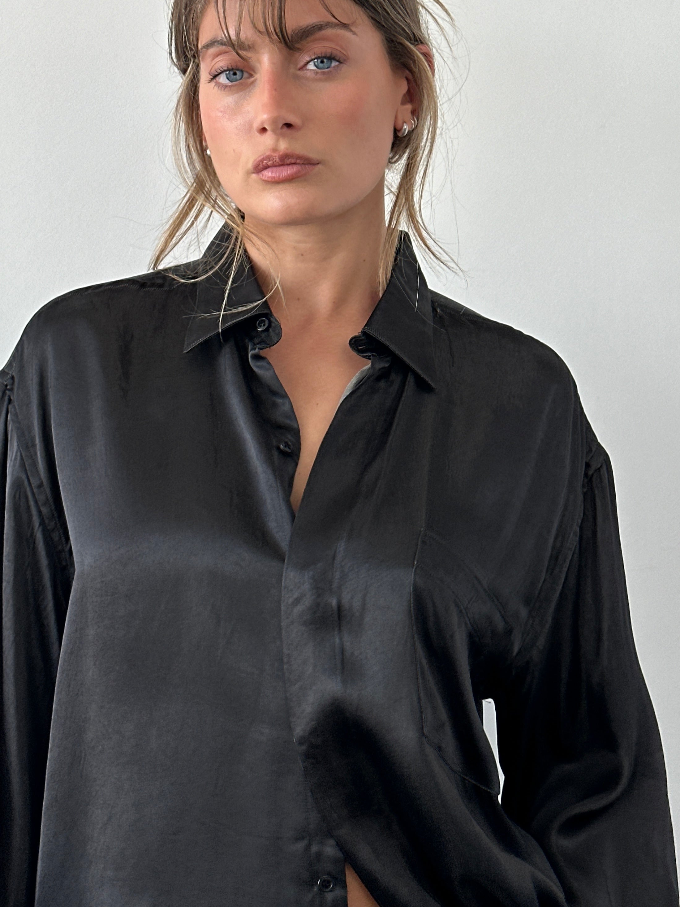 Vintage satin relaxed shirt with concealed placket in XXL size, featuring a smooth, shiny fabric and classic collar design.