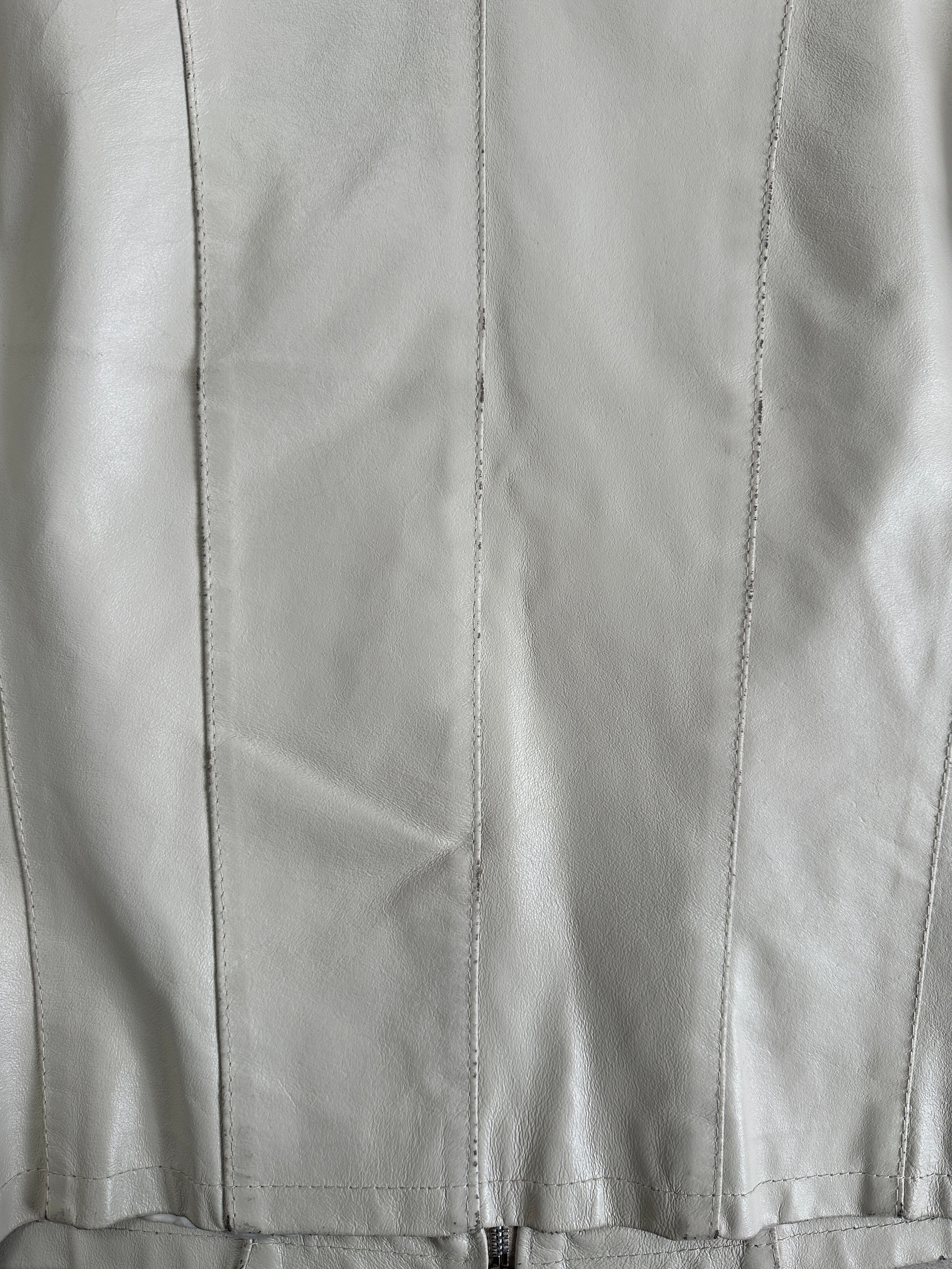 Vintage Italian leather zip-up jacket in size small, stylish vintage leather jacket with classic design and quality craftsmanship.