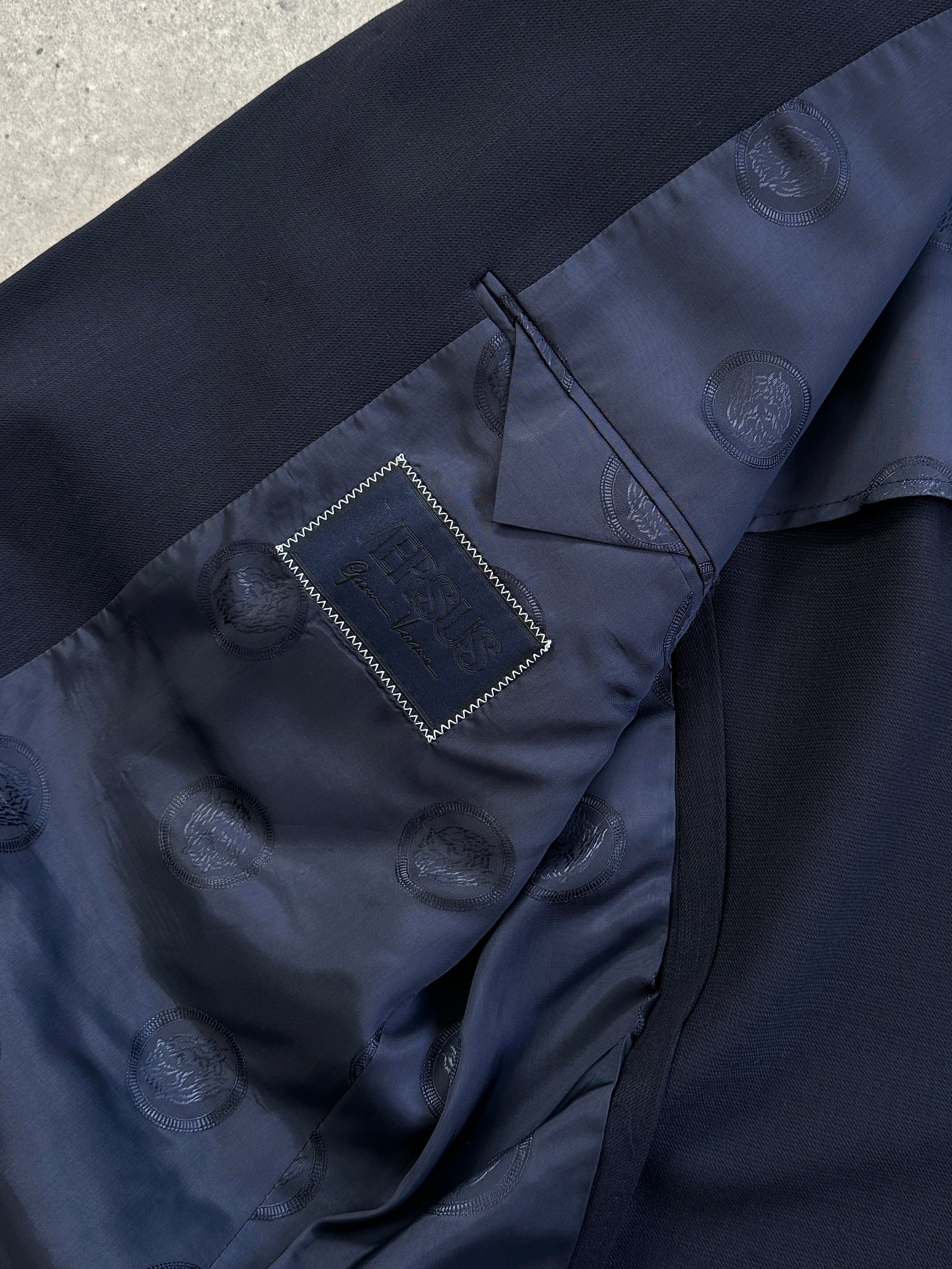 Versace Gianni Versus 1990s three-piece men's suit, size 48R/W32, with tailored jacket, vest, and trousers, in a classic design.