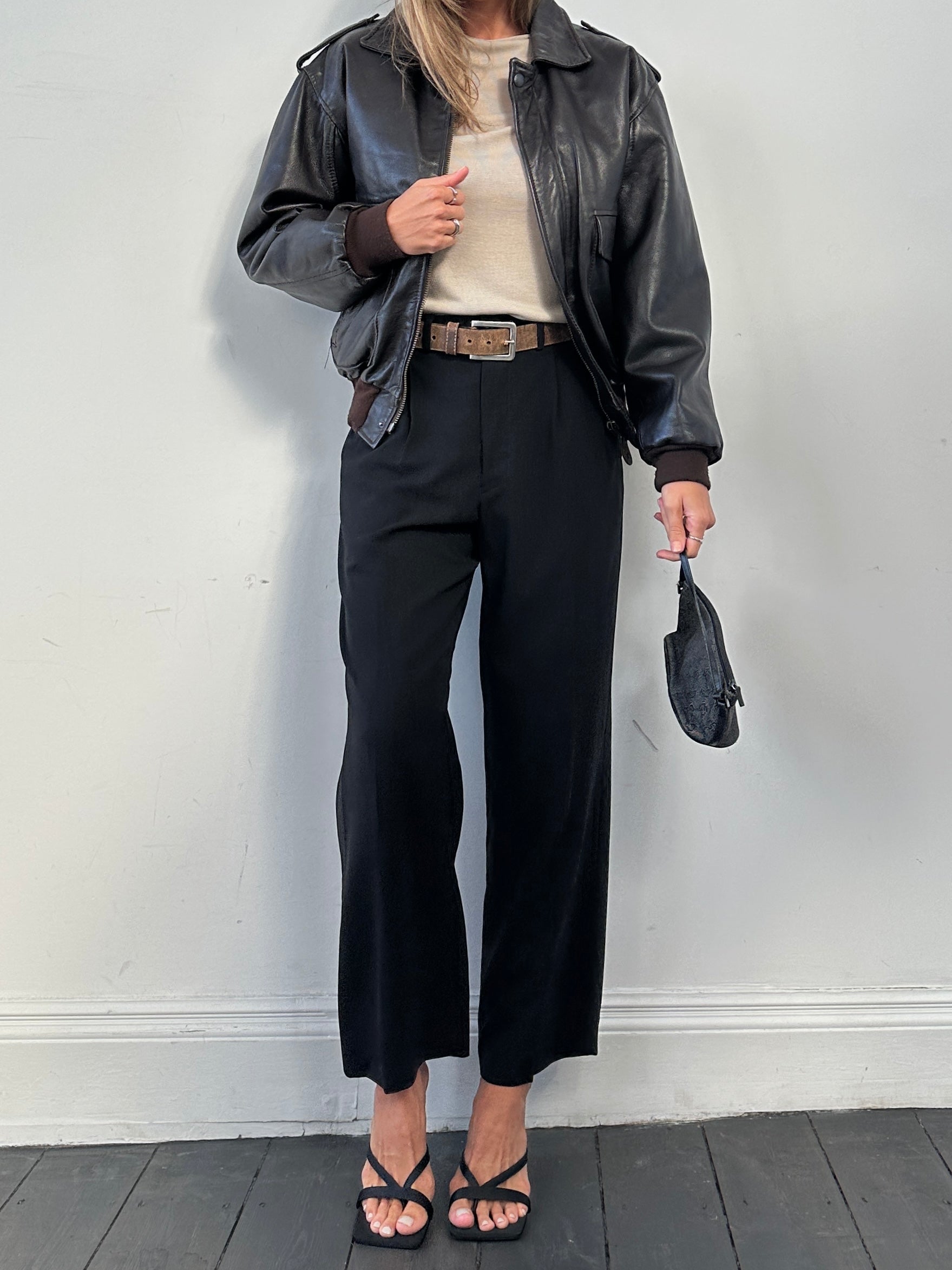 Vintage leather bomber jacket with removable faux fur lining, in size S/M, featuring classic design and durable construction.