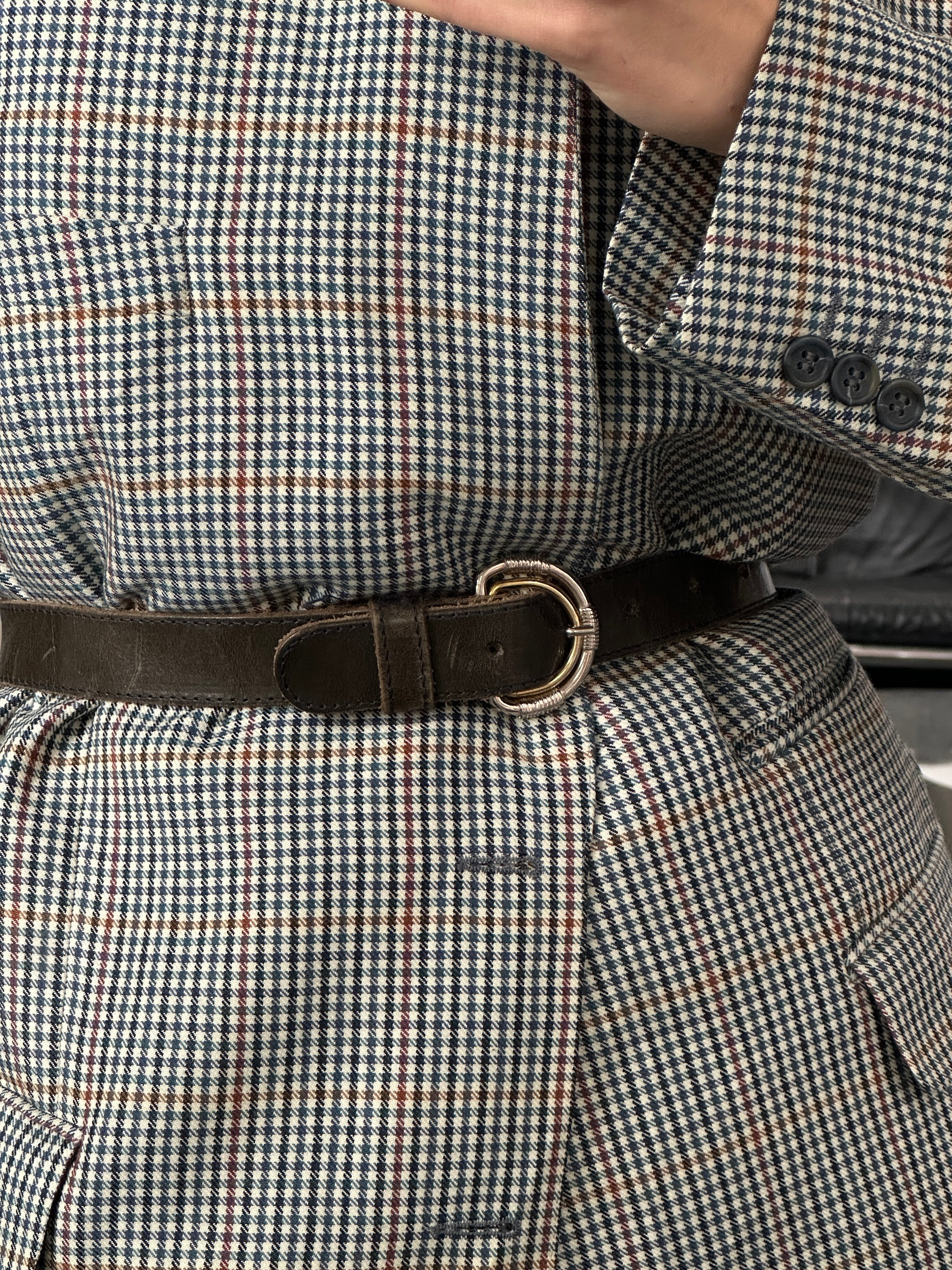 Vintage 1990s double buckle leather belt with adjustable W21-28, featuring classic design and aged leather finish.