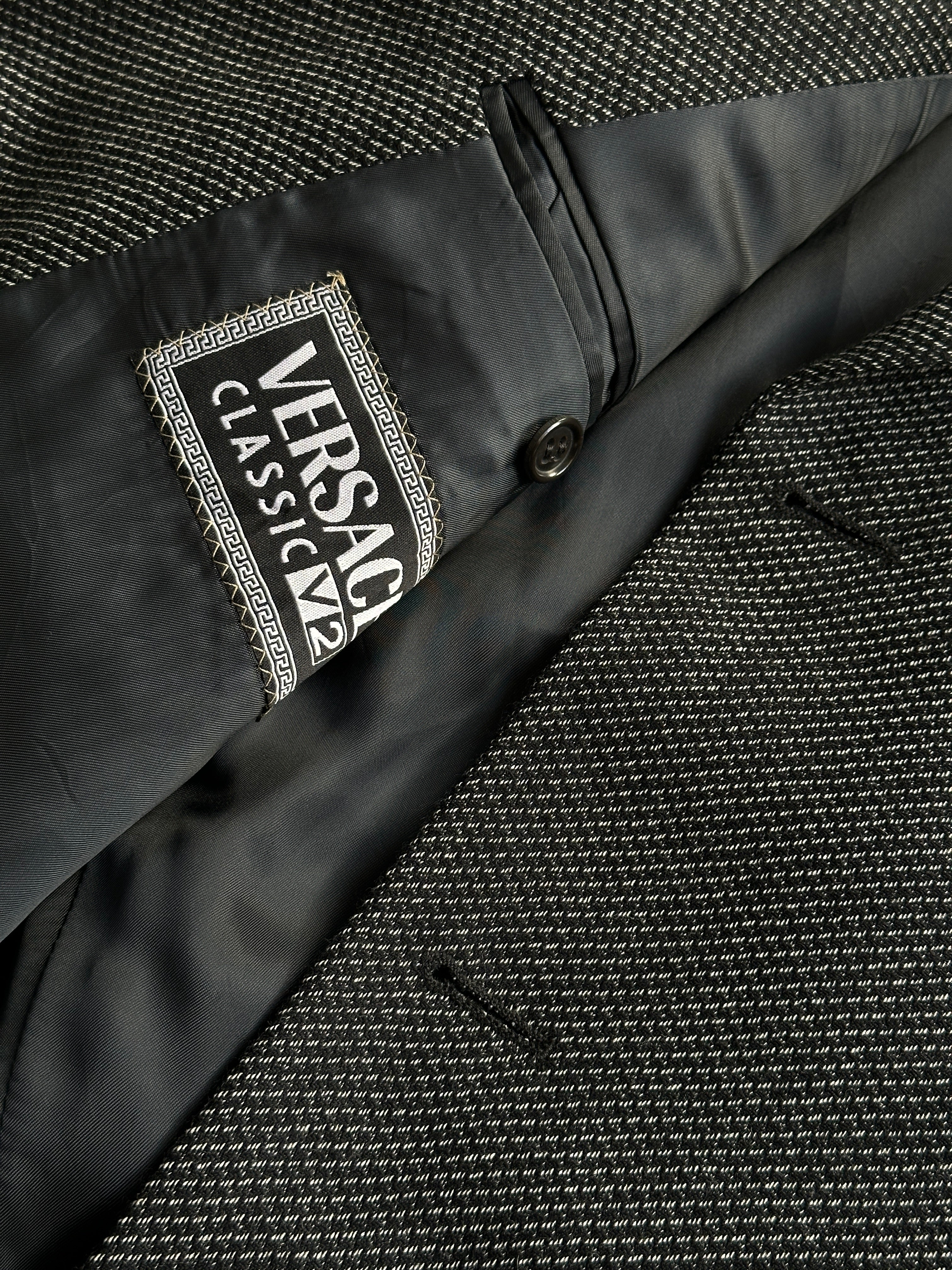 Versace Classic V2 90s bespoke woven single-breasted blazer in size 42R/L, featuring a stylish button-front design.