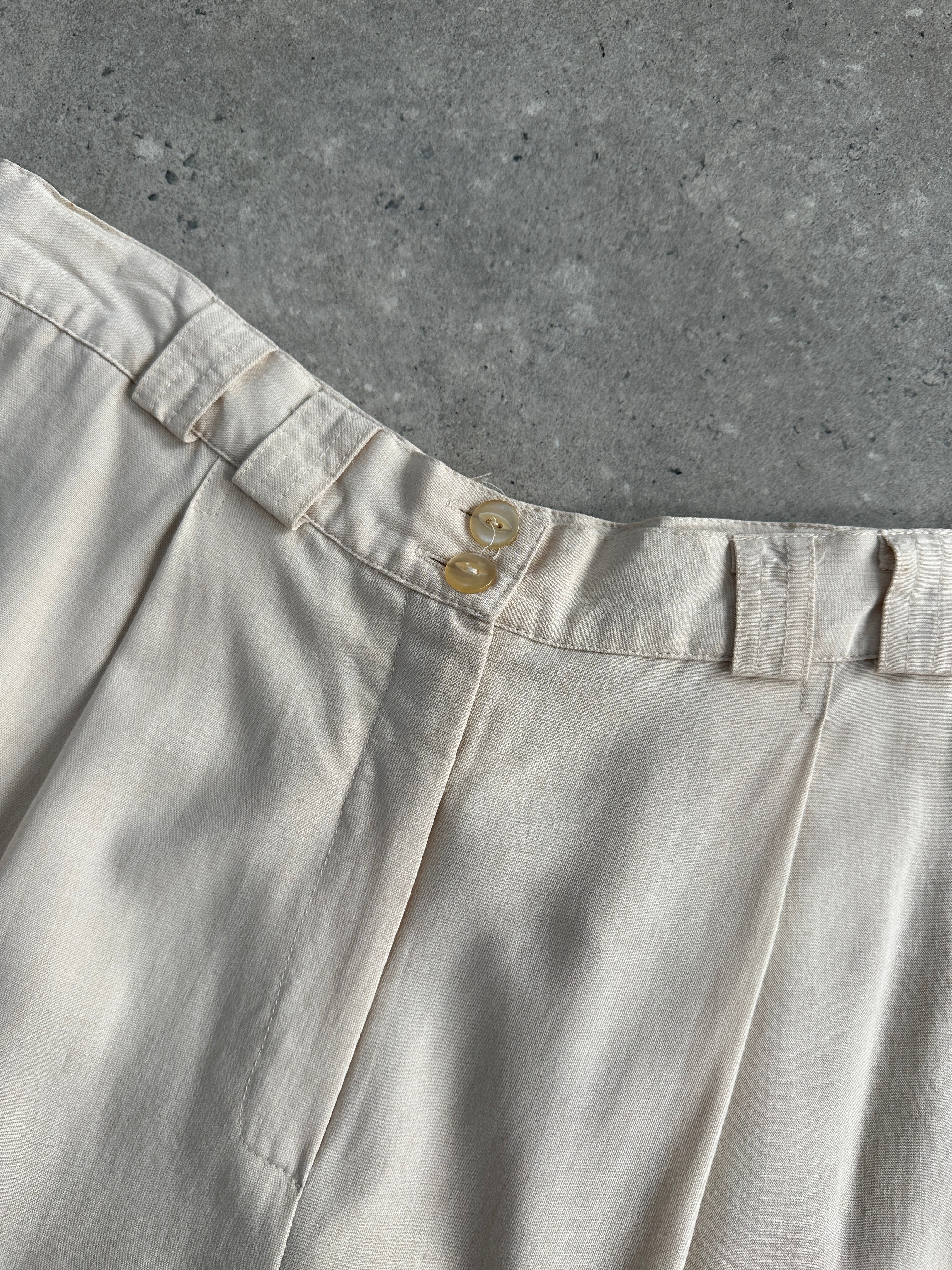 Vintage high waisted tailored pleated trousers in W28, featuring a classic design and structured fit.
