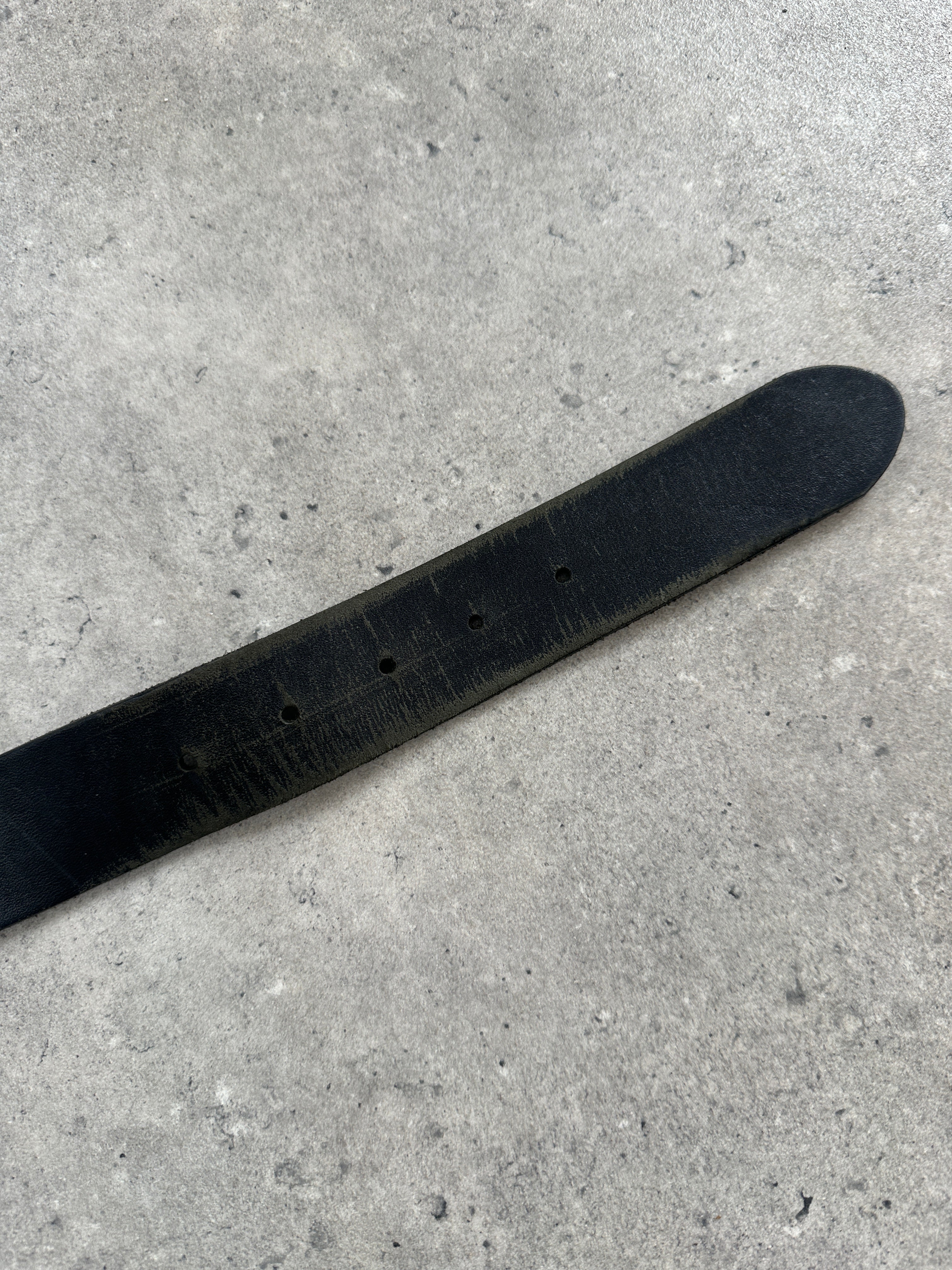 Vintage 2000s chrome leather belt with adjustable 30-34 inch length, featuring a sleek metallic finish and classic design.