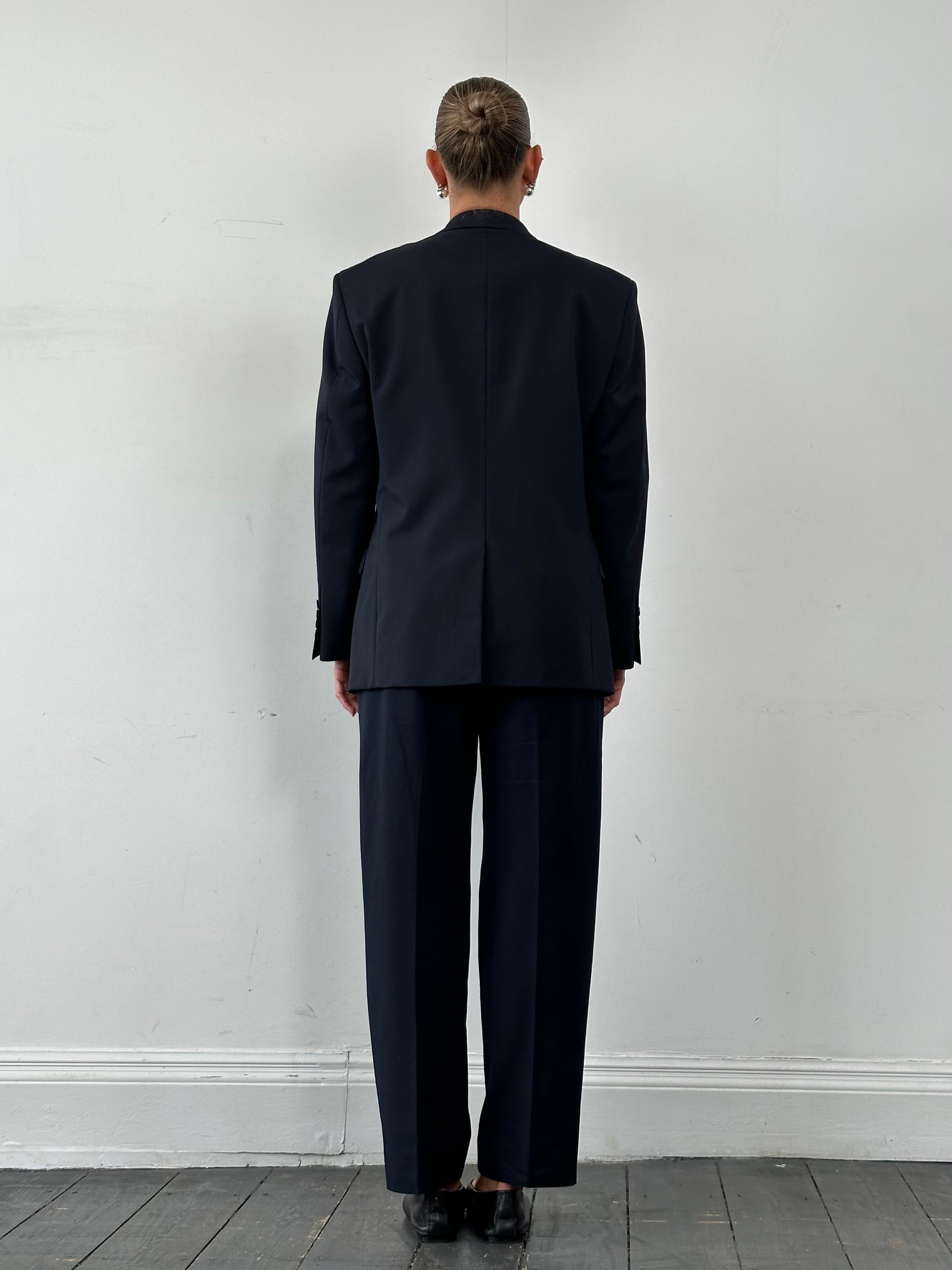 Vintage wool single-breasted blazer in size 38S/L, tailored fit with classic lapels and button closure, shown on a hanger.