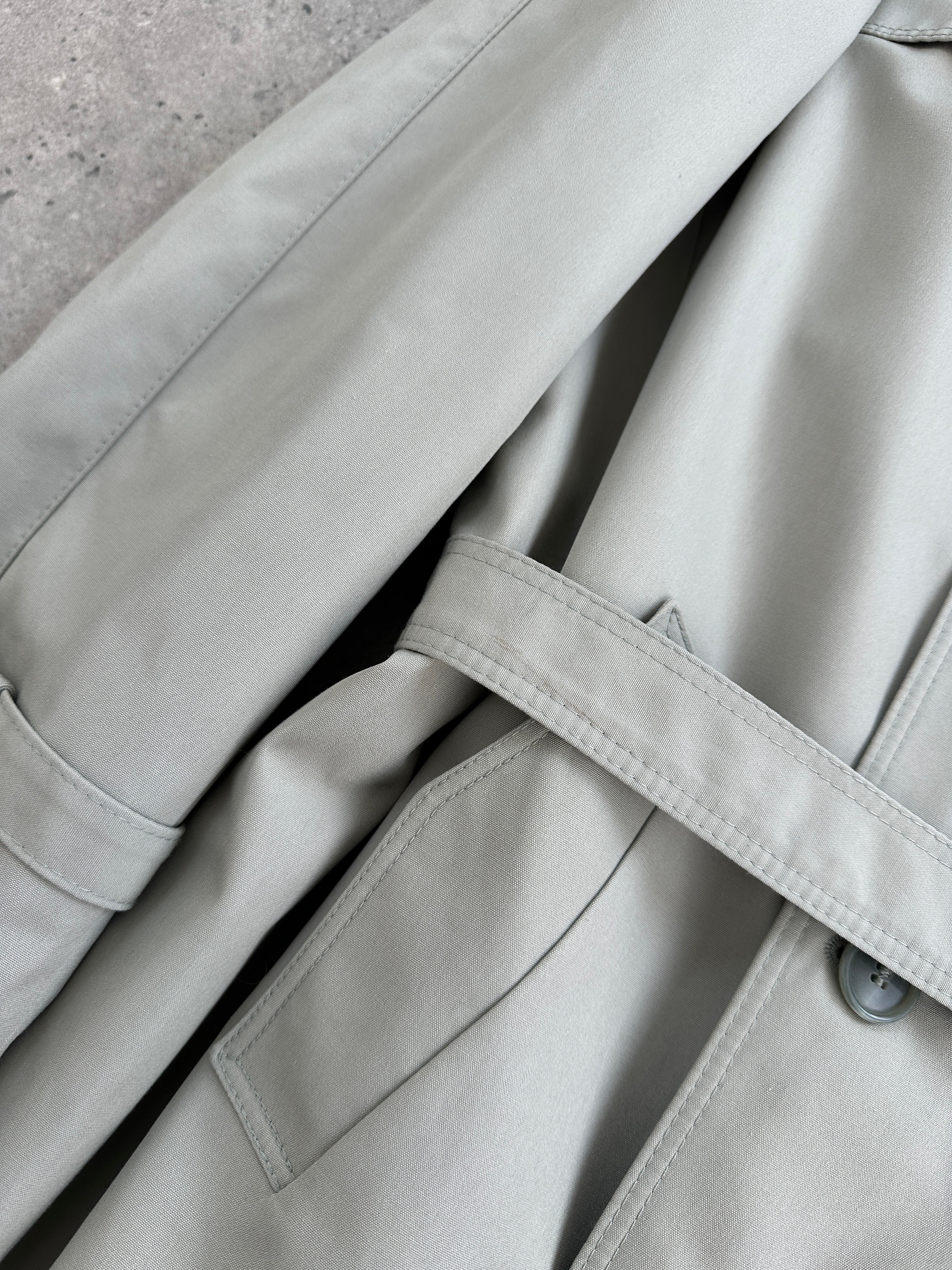 Vintage double-breasted belted trench coat in XL, classic style with wide lapels and button details, stylish outerwear for men or women.