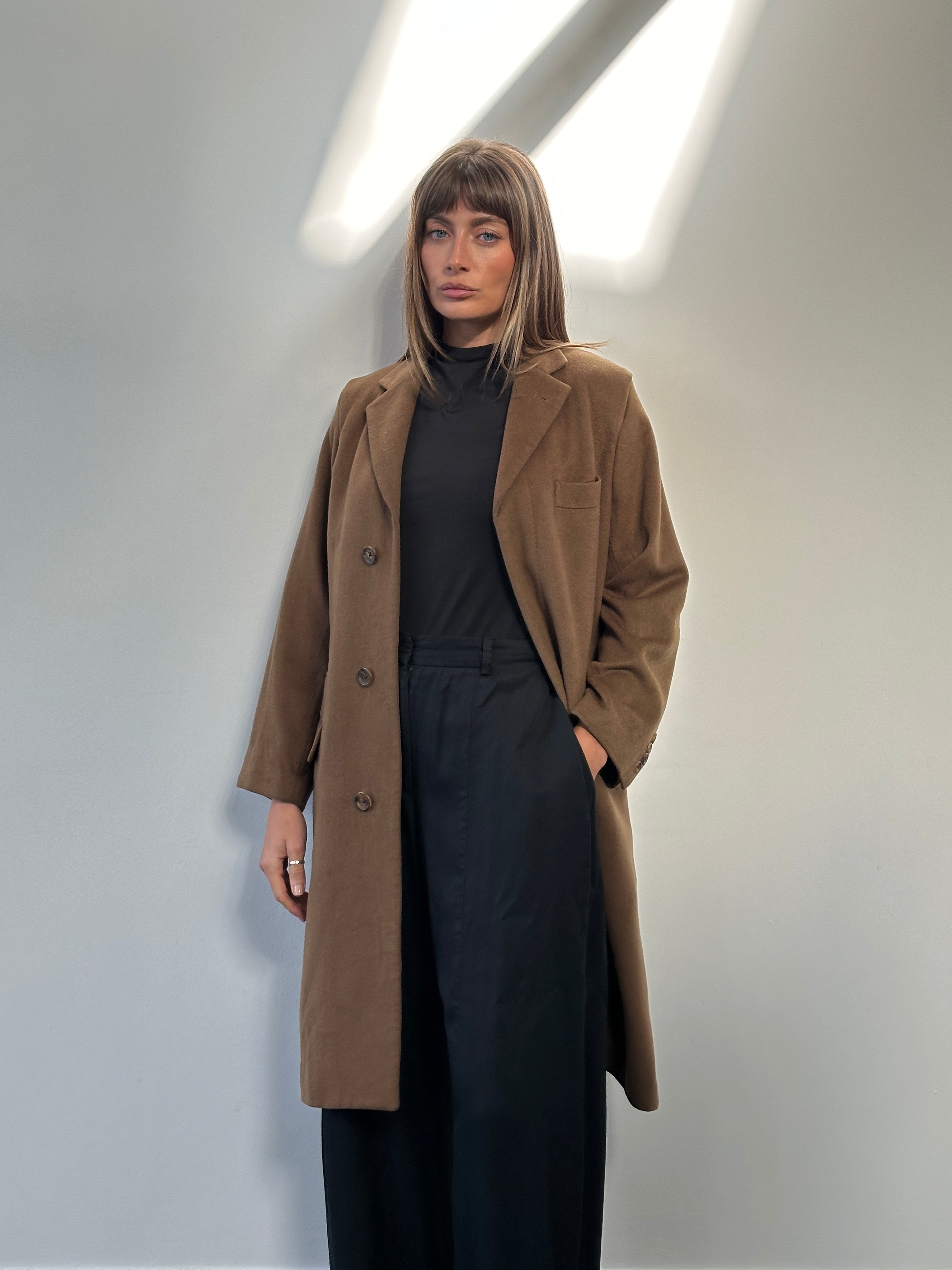 Vintage 1980s Italian pure cashmere coat in size S/M, featuring classic design and soft, luxurious fabric.