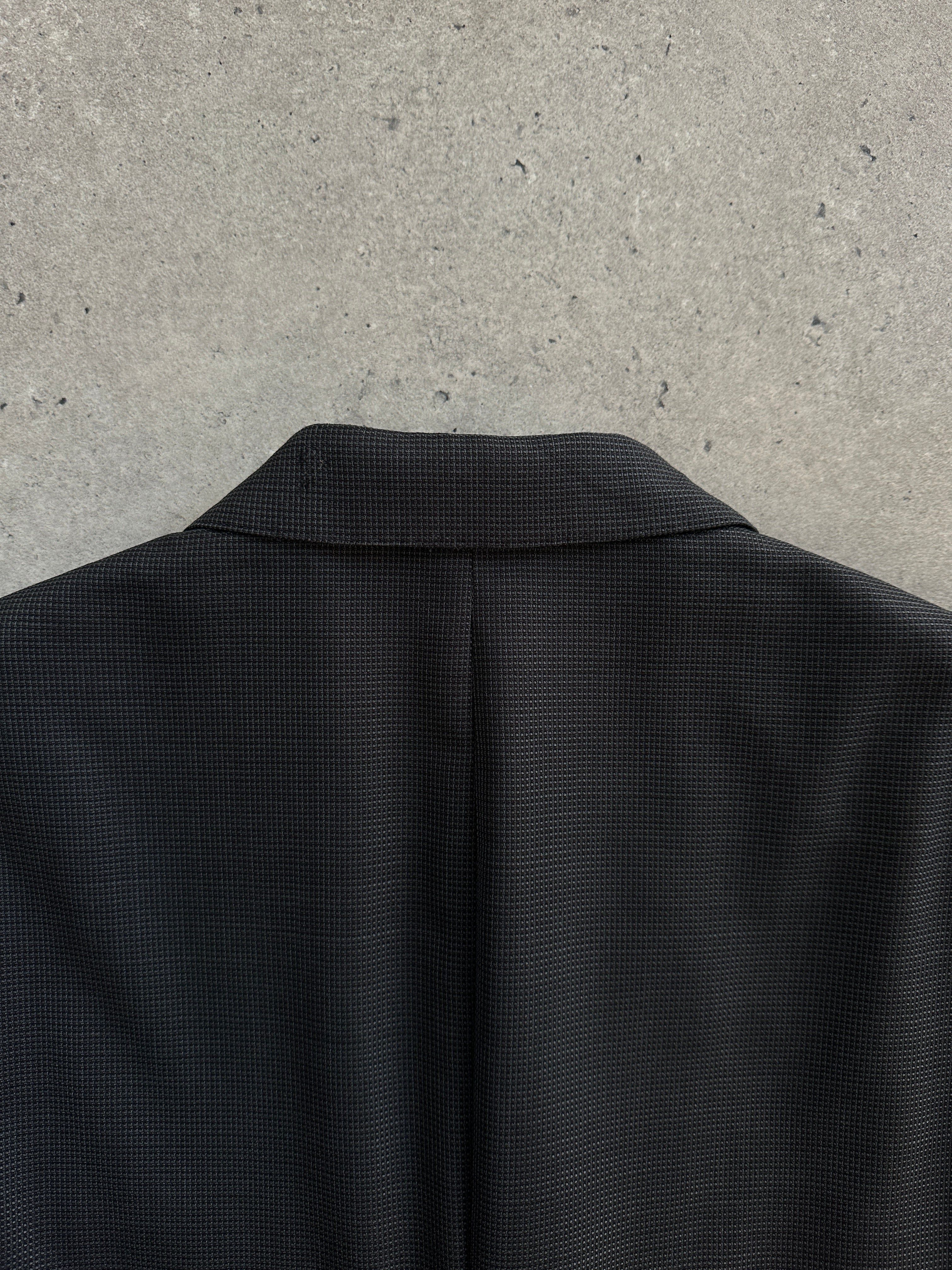 Armani Collezioni 2000s men's pure wool blazer in Super 130s, size 44R/XL, dark tailored blazer with notch lapel and structured fit.