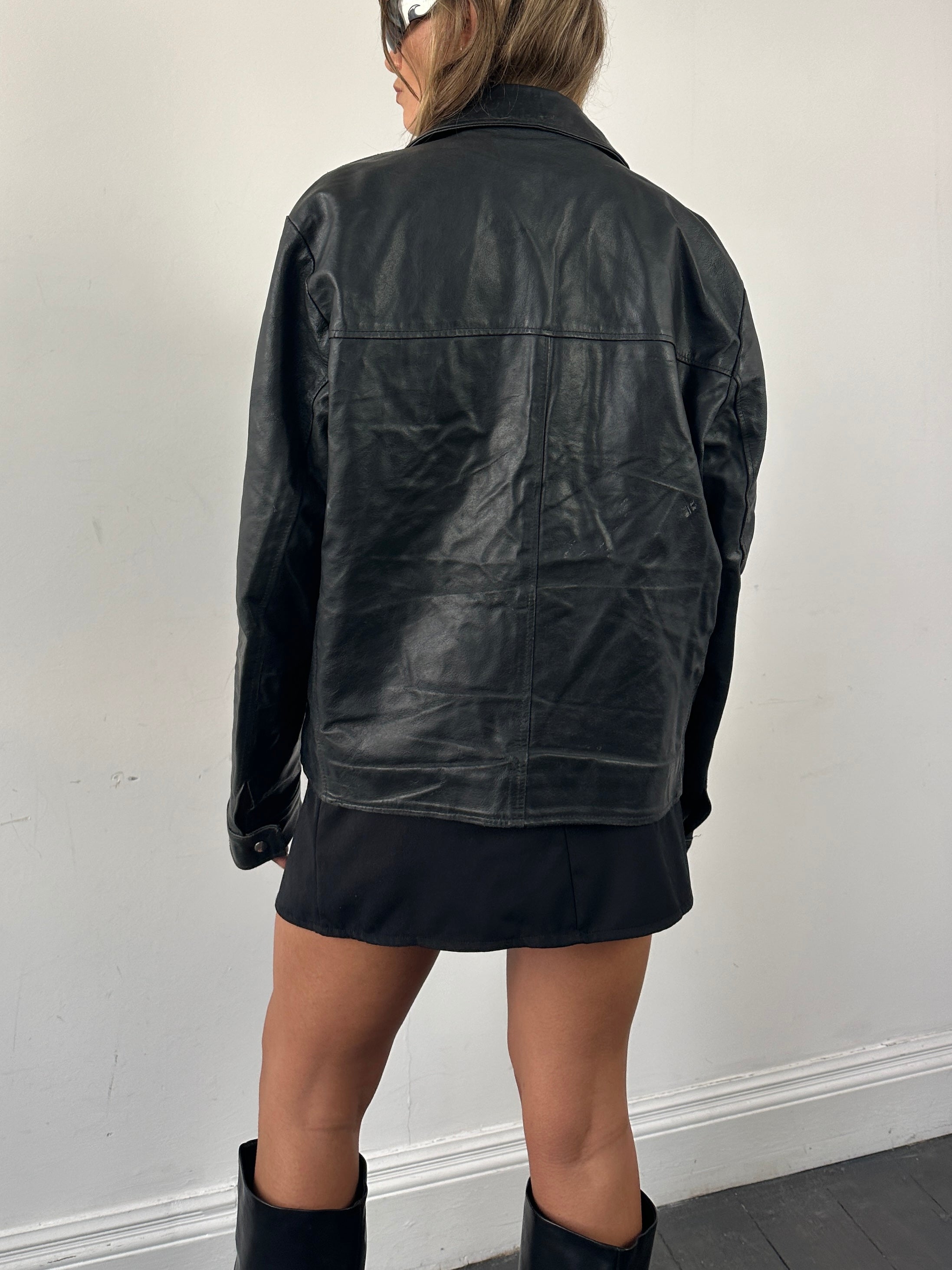 Vintage leather jacket in size large, stylish and rugged, with classic design details, from the Vintage brand.