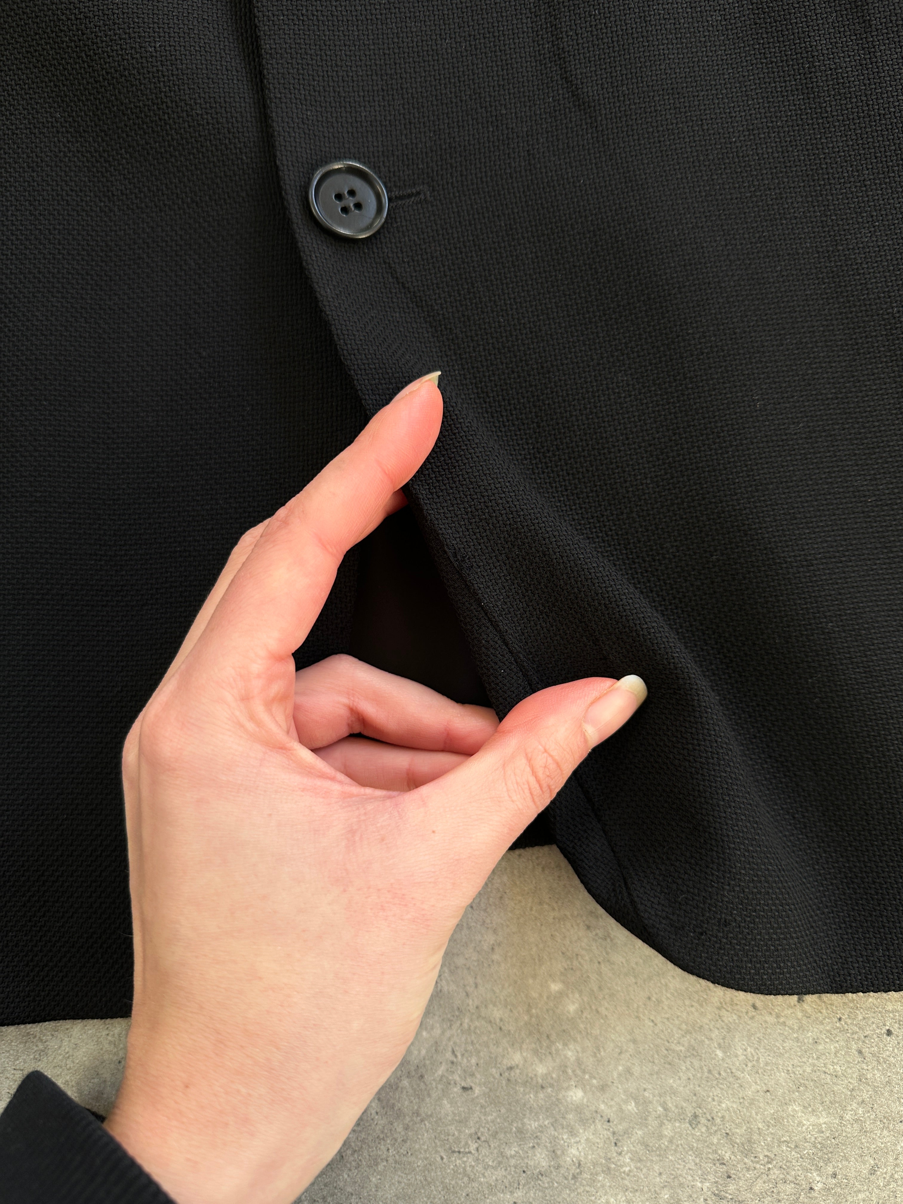 Hugo Boss x Loro Piana pure wool single-breasted blazer in size 38R/M, tailored fit, dark navy color, with notch lapel and front buttons.