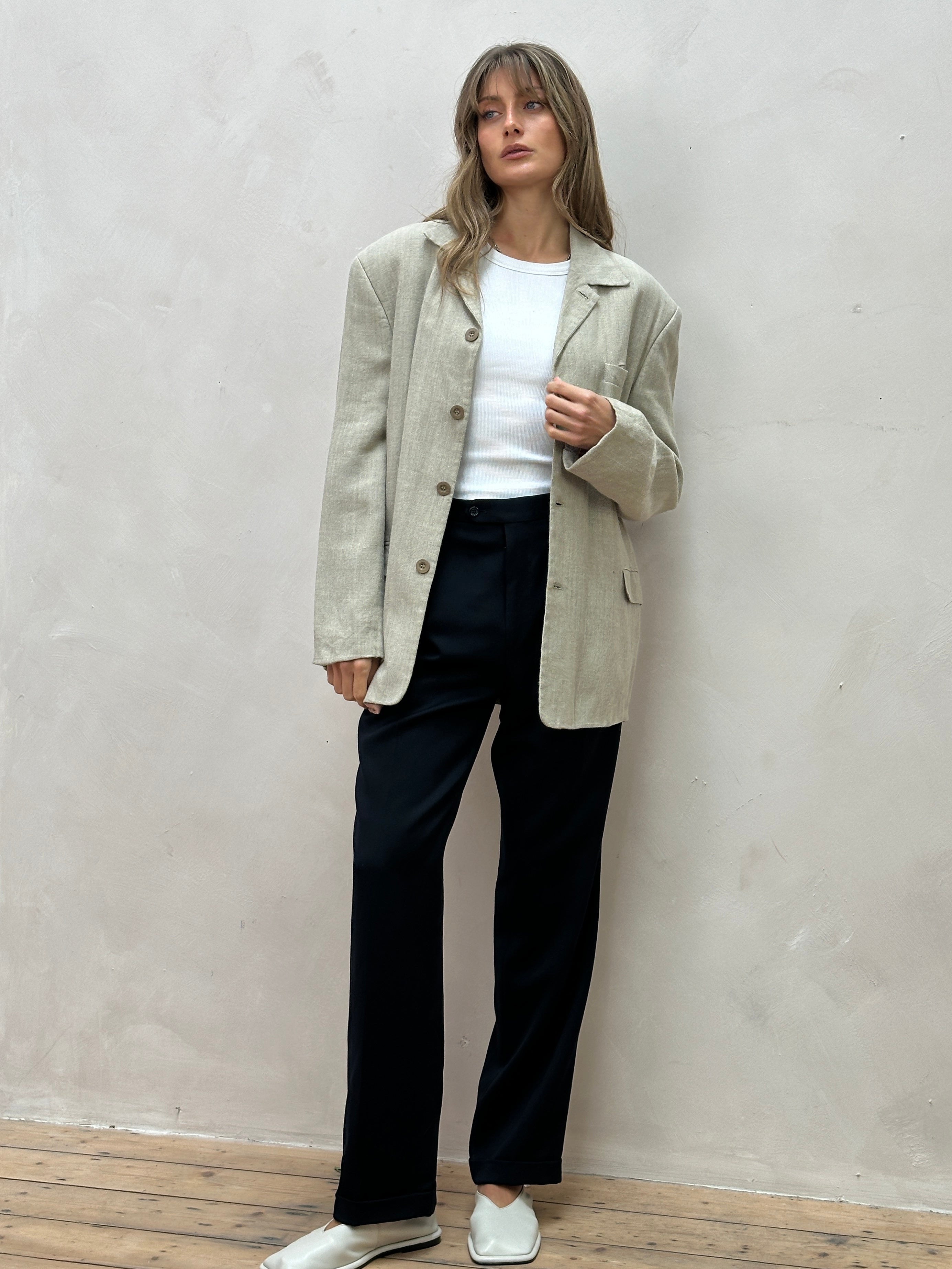 British Vintage linen single-breasted blazer in size L, classic tailored blazer with a refined vintage style and natural linen fabric.