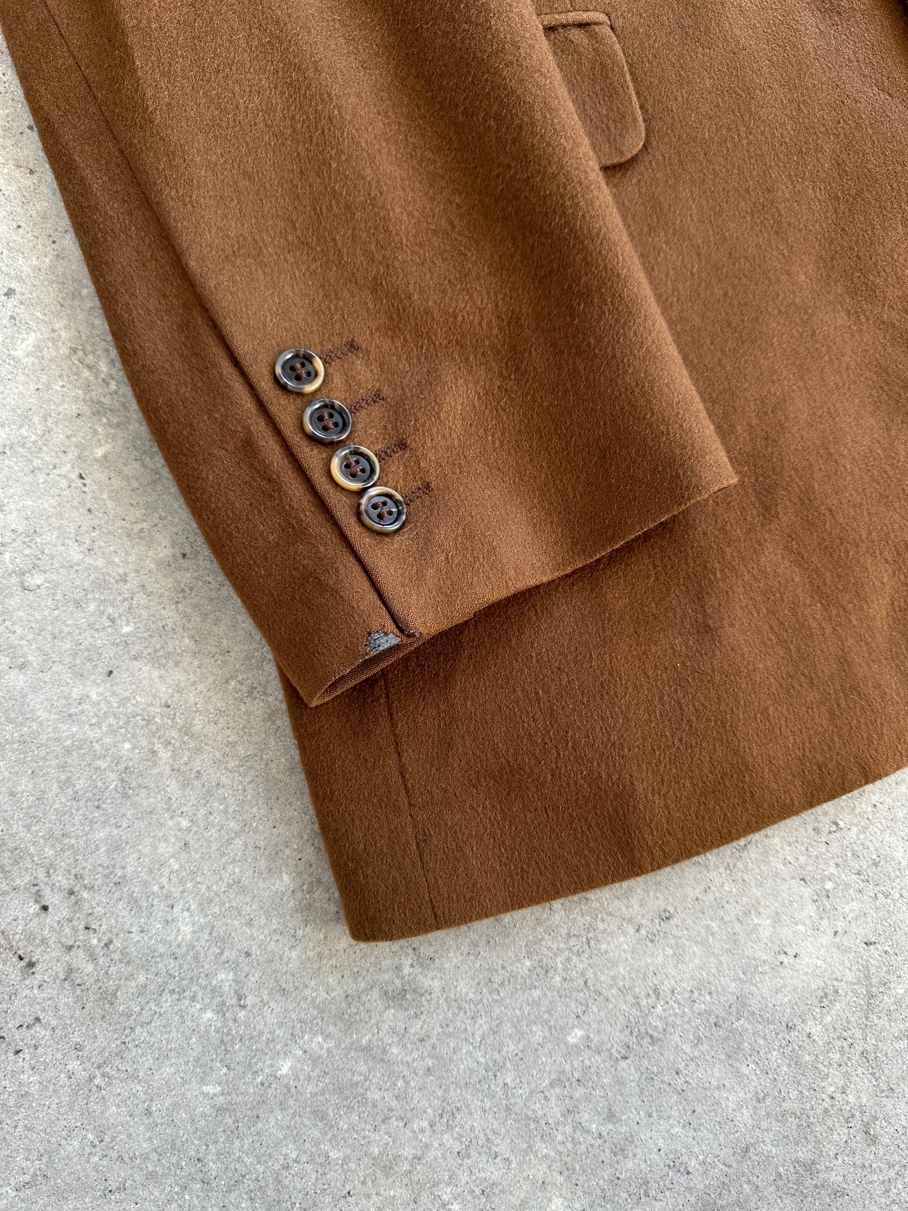 Vintage pure cashmere single-breasted blazer in XL/XXL, shown in classic style with tailored fit and rich fabric texture.