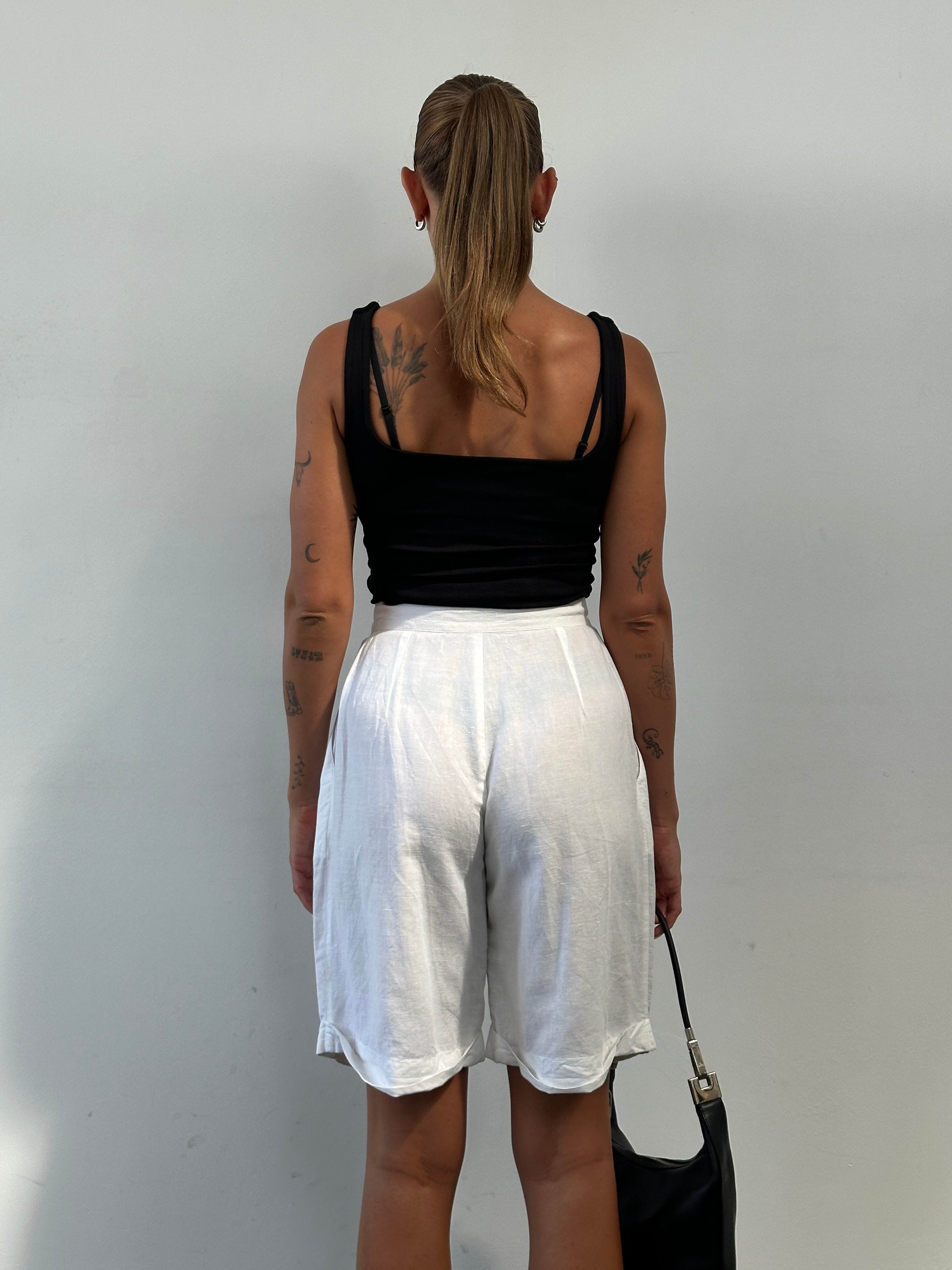 Vintage linen pleated high-waisted Bermuda shorts in wide fit, featuring a classic vintage style with a W24 waist.