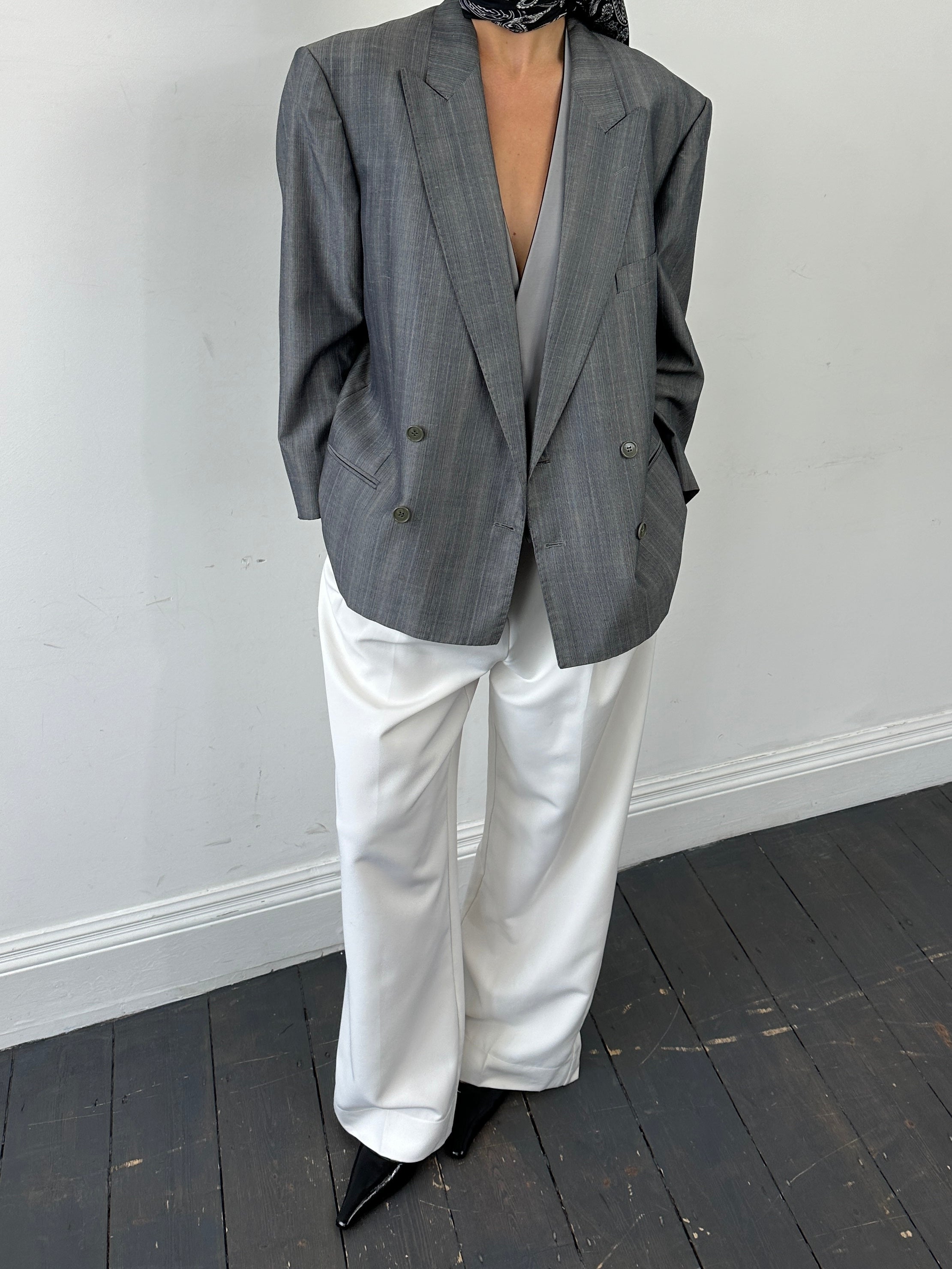 Vintage Italian boxy wool blazer with double-breasted design in size L/XL, featuring classic tailored details and structured fit.