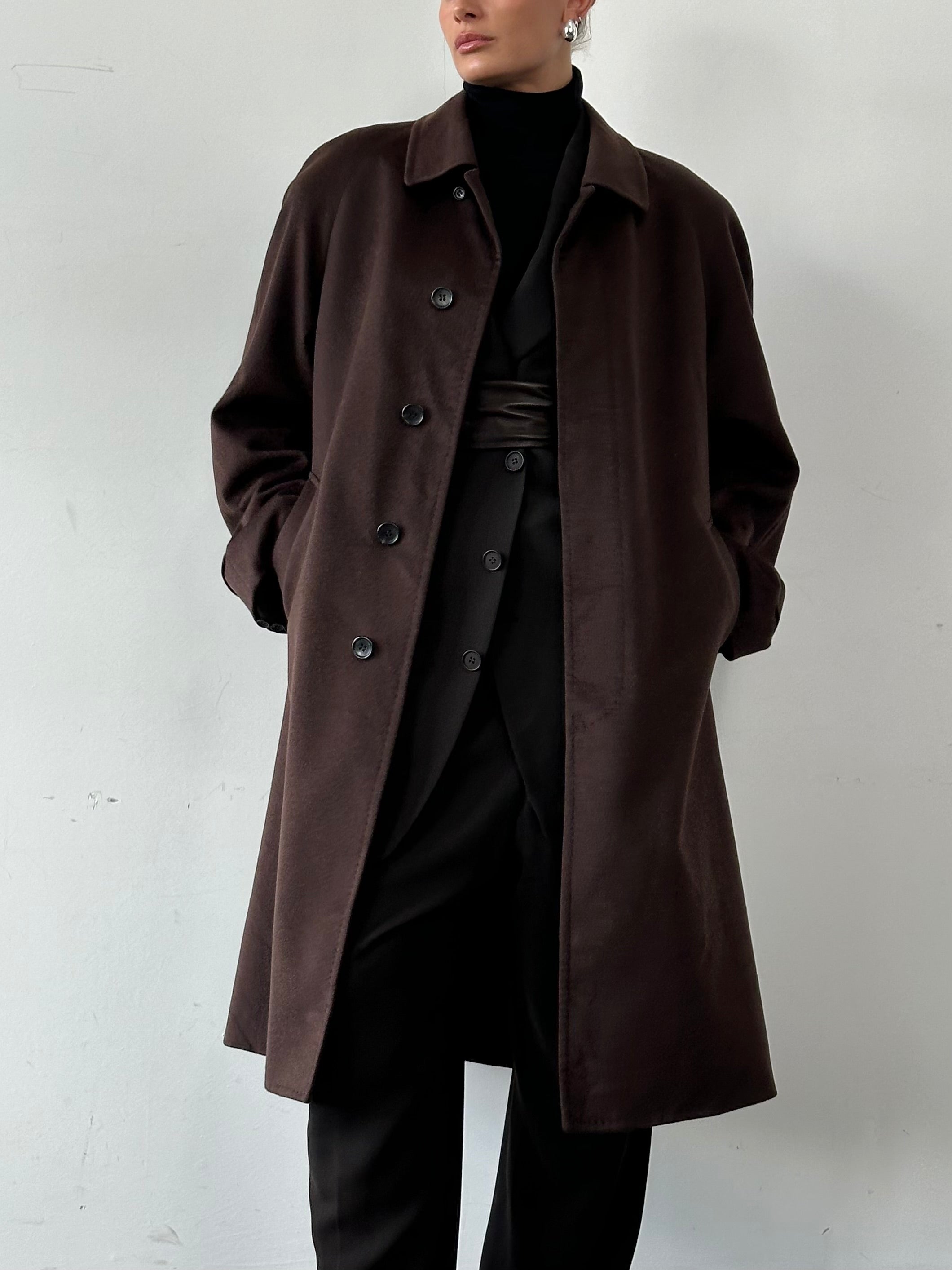 Balmain Pierre Balmain 80s pure cashmere coat in XL, showing the elegant beige coat with classic tailored design and soft fabric.