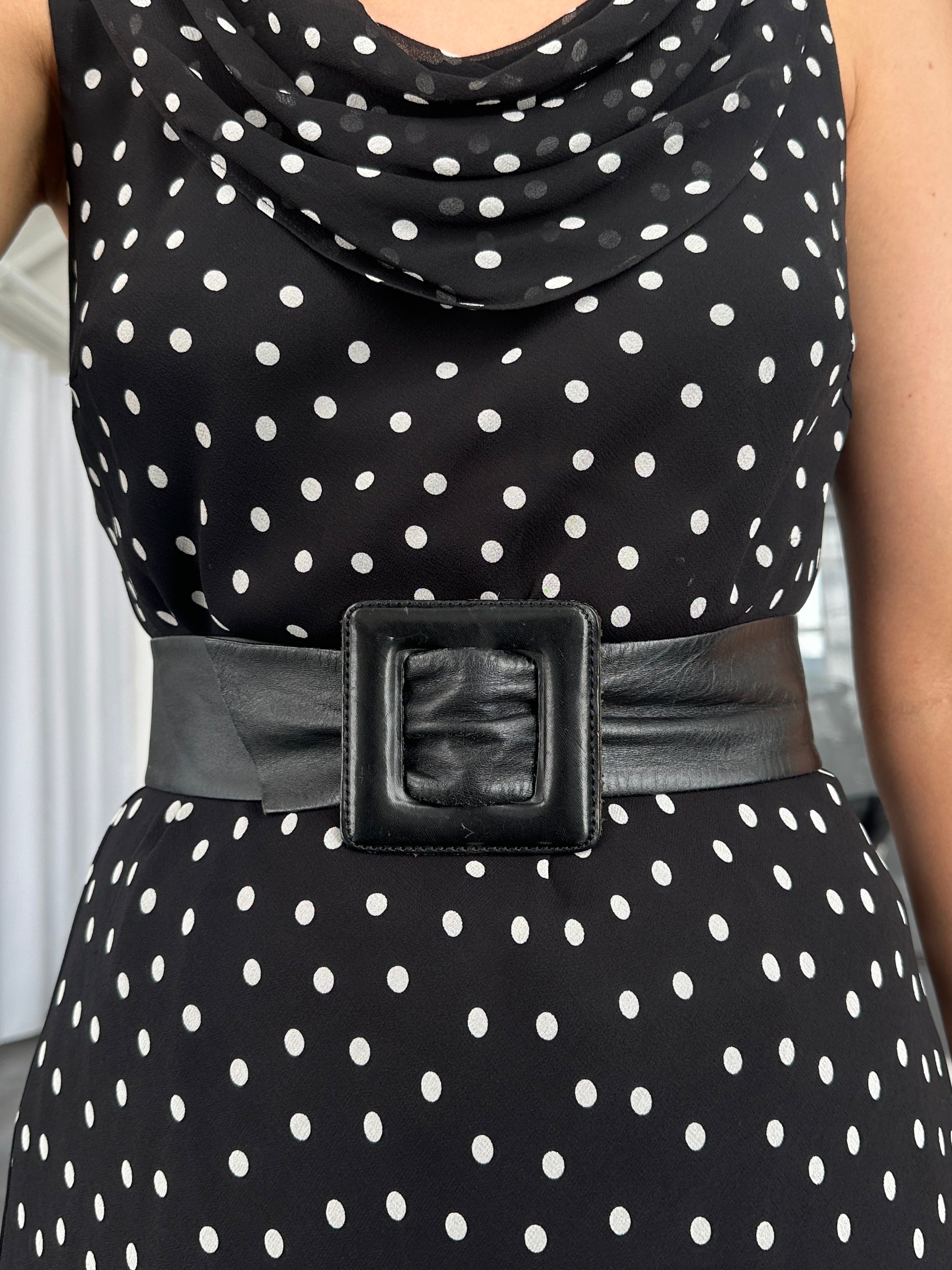 Vintage 1990s square leather belt in XS-S size, featuring classic vintage design and brown leather finish.