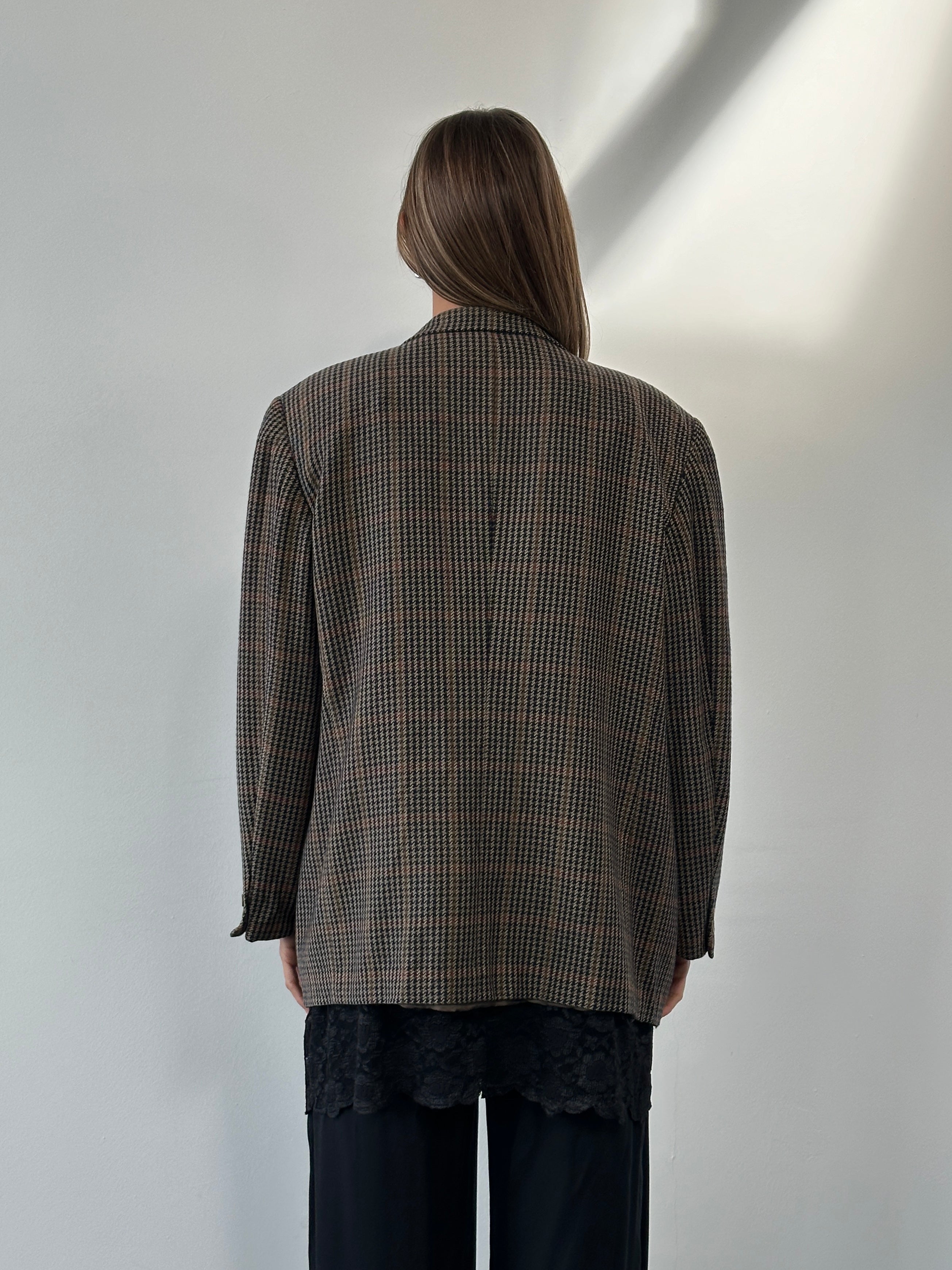 Burberry 1990s wool and cashmere check blazer in size 44R/XL, featuring classic tartan pattern and tailored fit.