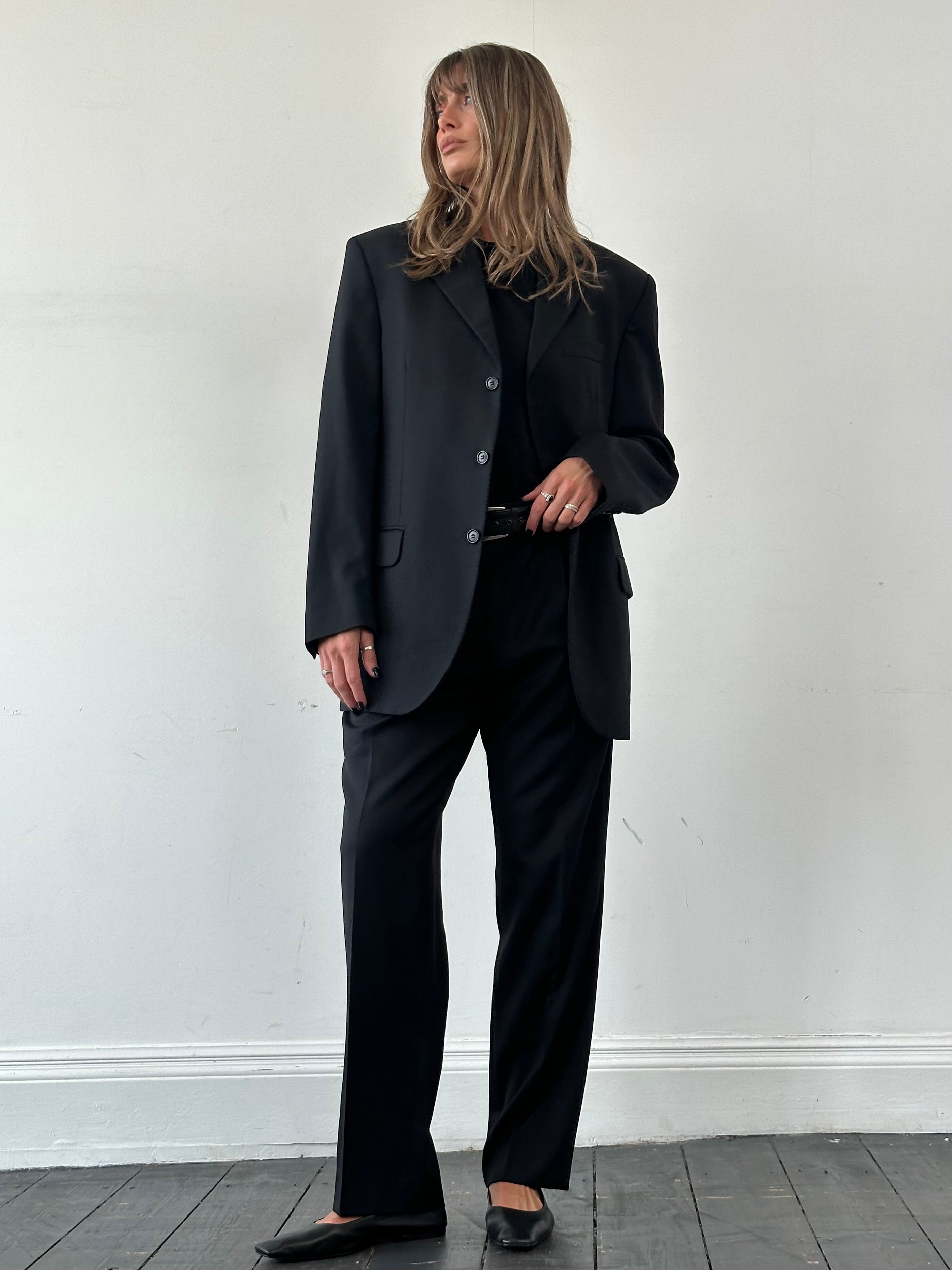 Yves Saint Laurent men's pure wool single-breasted suit in size 42R/W34, featuring a tailored fit and classic design.