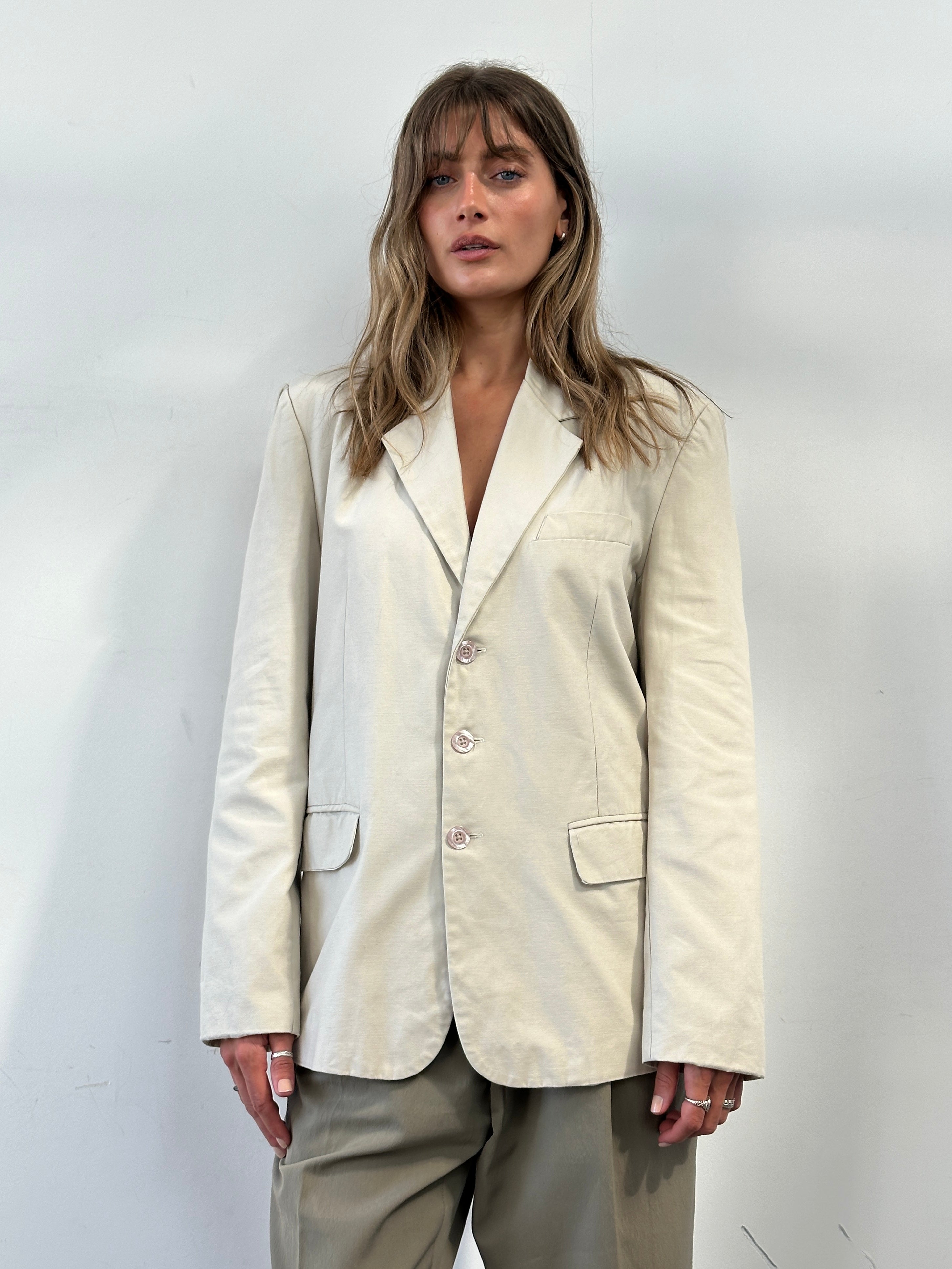 Vintage cotton single-breasted blazer in size L, featuring a classic fit and button closure, displayed on a hanger.
