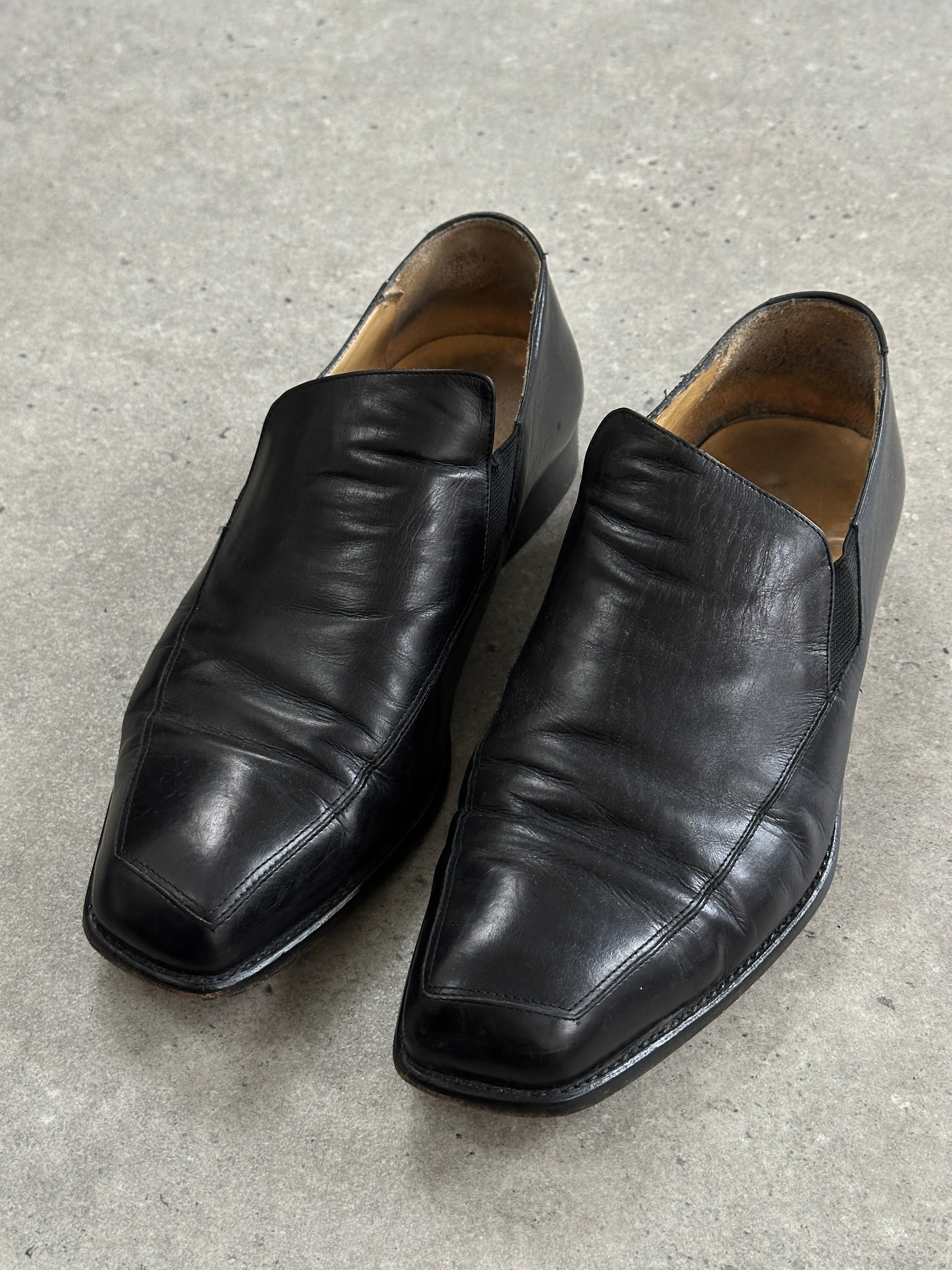 Thierry Mugler 1990s leather angular toe shoes in black, UK8/9, featuring sleek design and pointed toe style.
