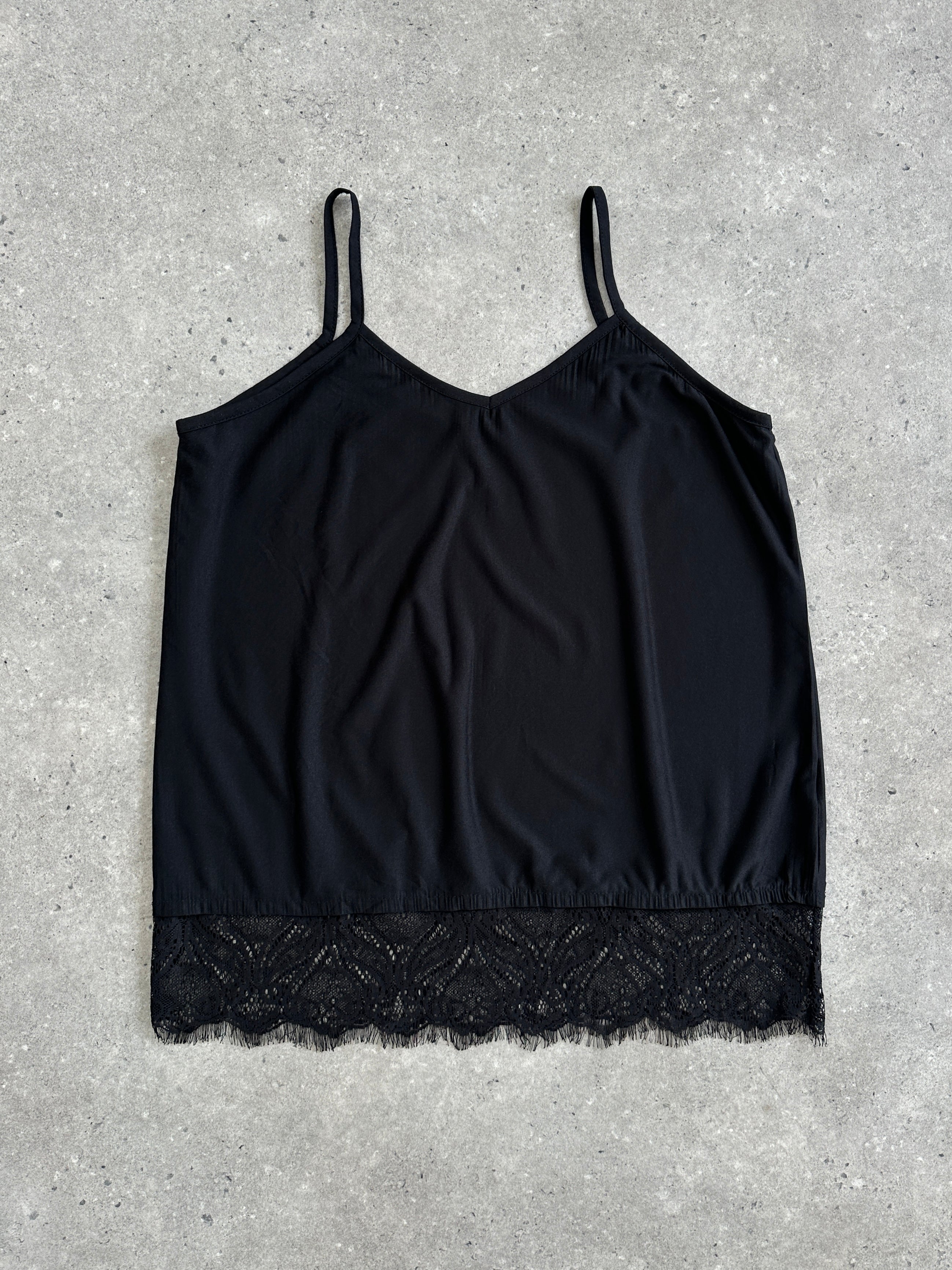 Vintage 2000s lace cami top in size M, featuring delicate lace fabric and a classic sleeveless design.