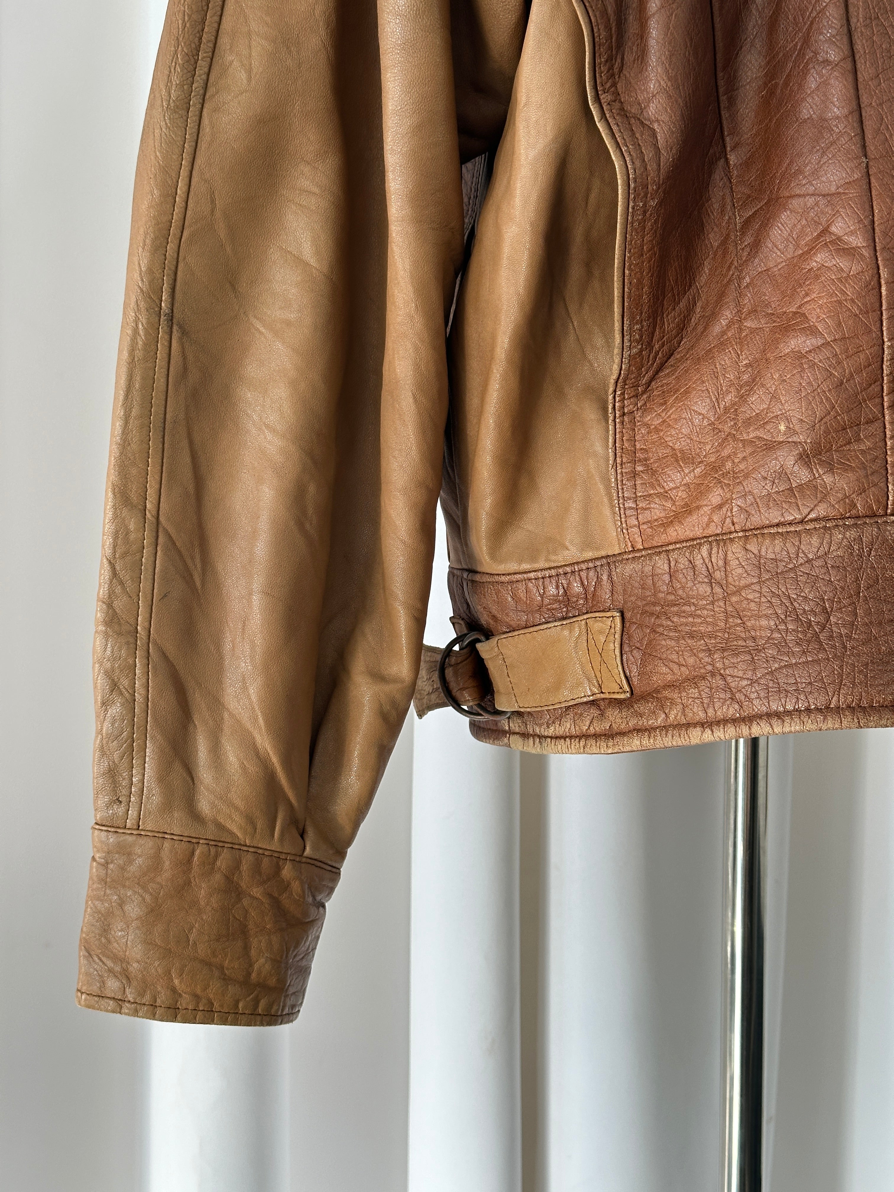 Vintage Italian 1980s leather bomber jacket, size M/L, featuring classic design and aged leather for a vintage style.