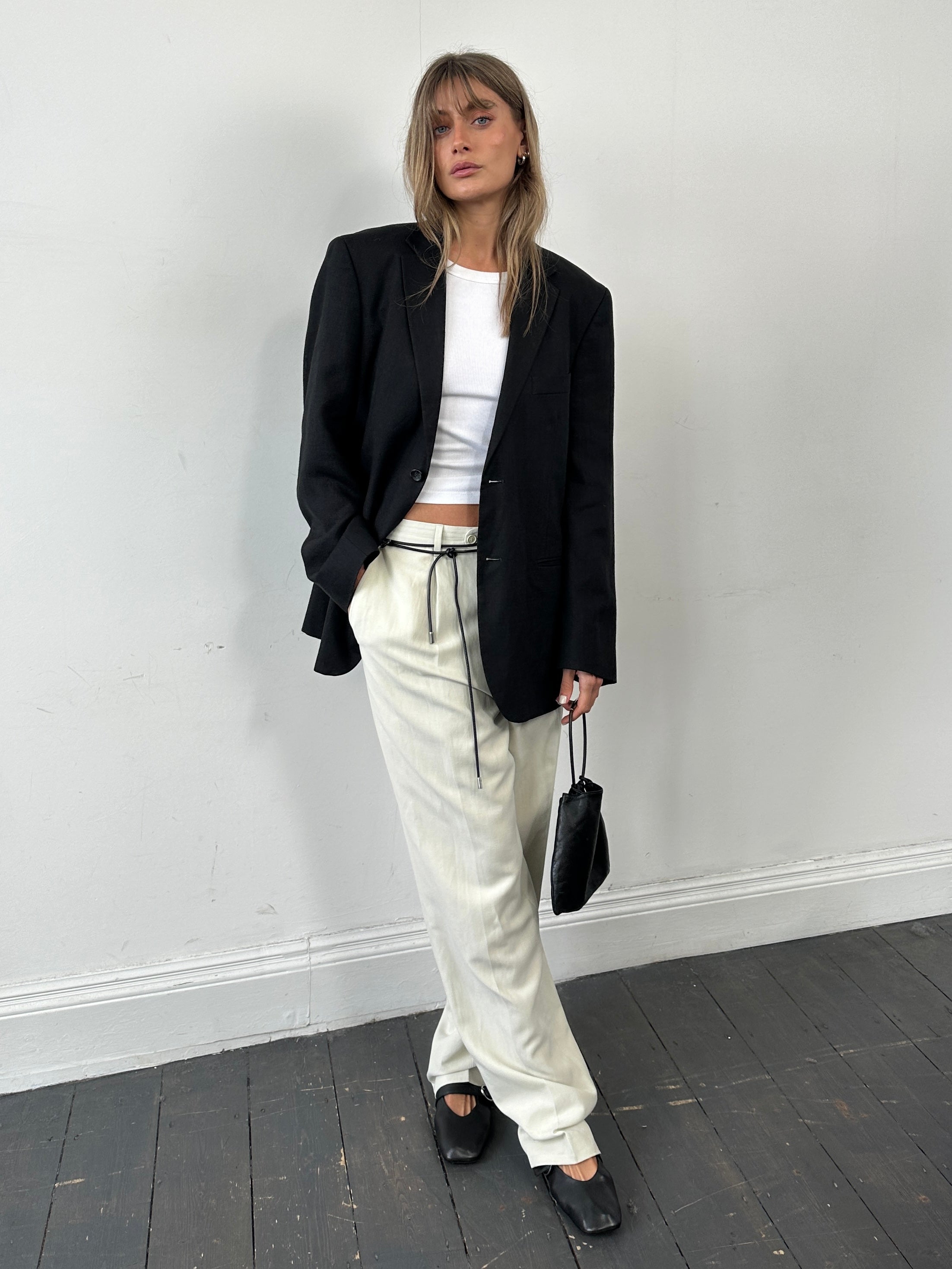 Vintage Italian linen blend blazer in size 42R/L, single-breasted with classic tailored fit and timeless style.