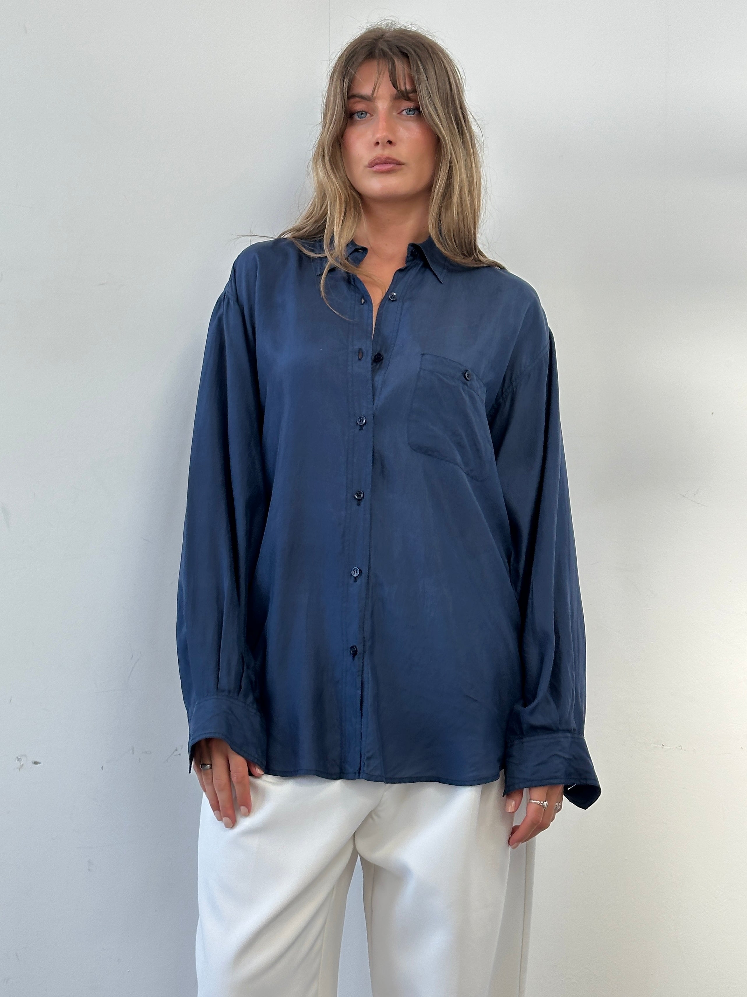 Vintage relaxed fit pure silk shirt in XL, featuring a classic design with smooth silk fabric and a comfortable fit.