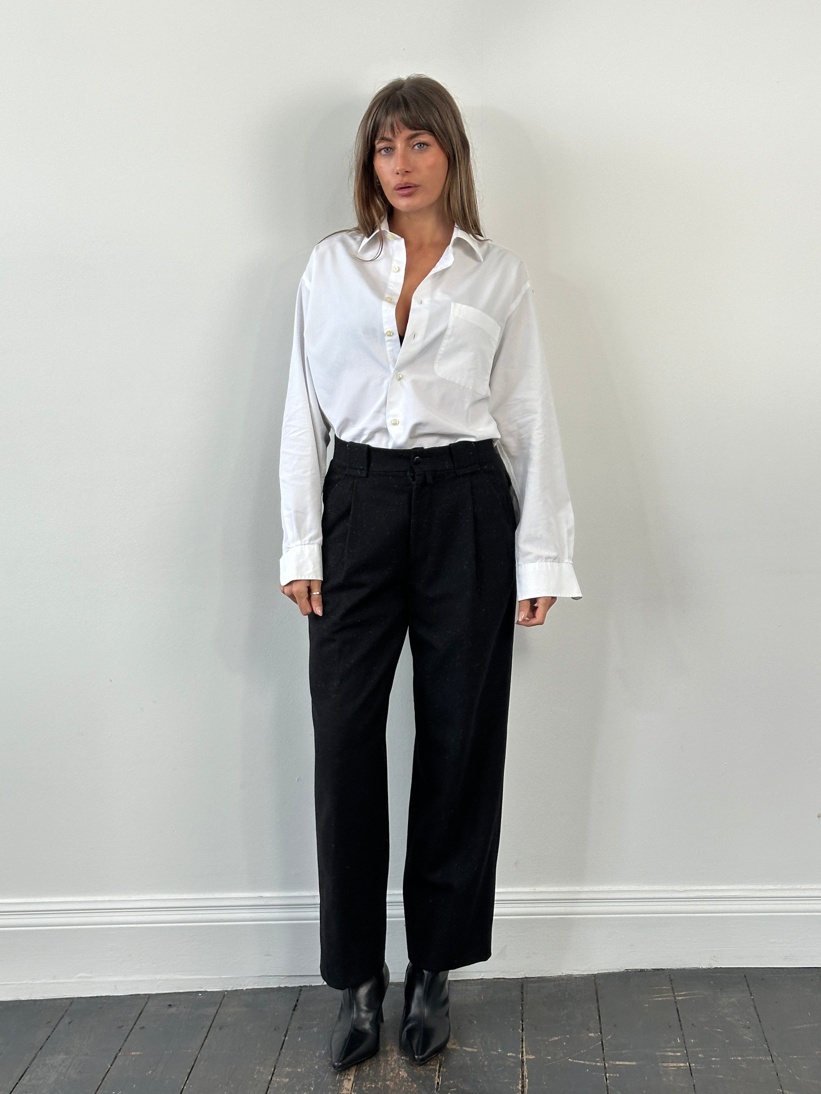 Vintage Italian 1990s wool tailored pleated trousers, size W26, featuring classic design and high-quality craftsmanship.