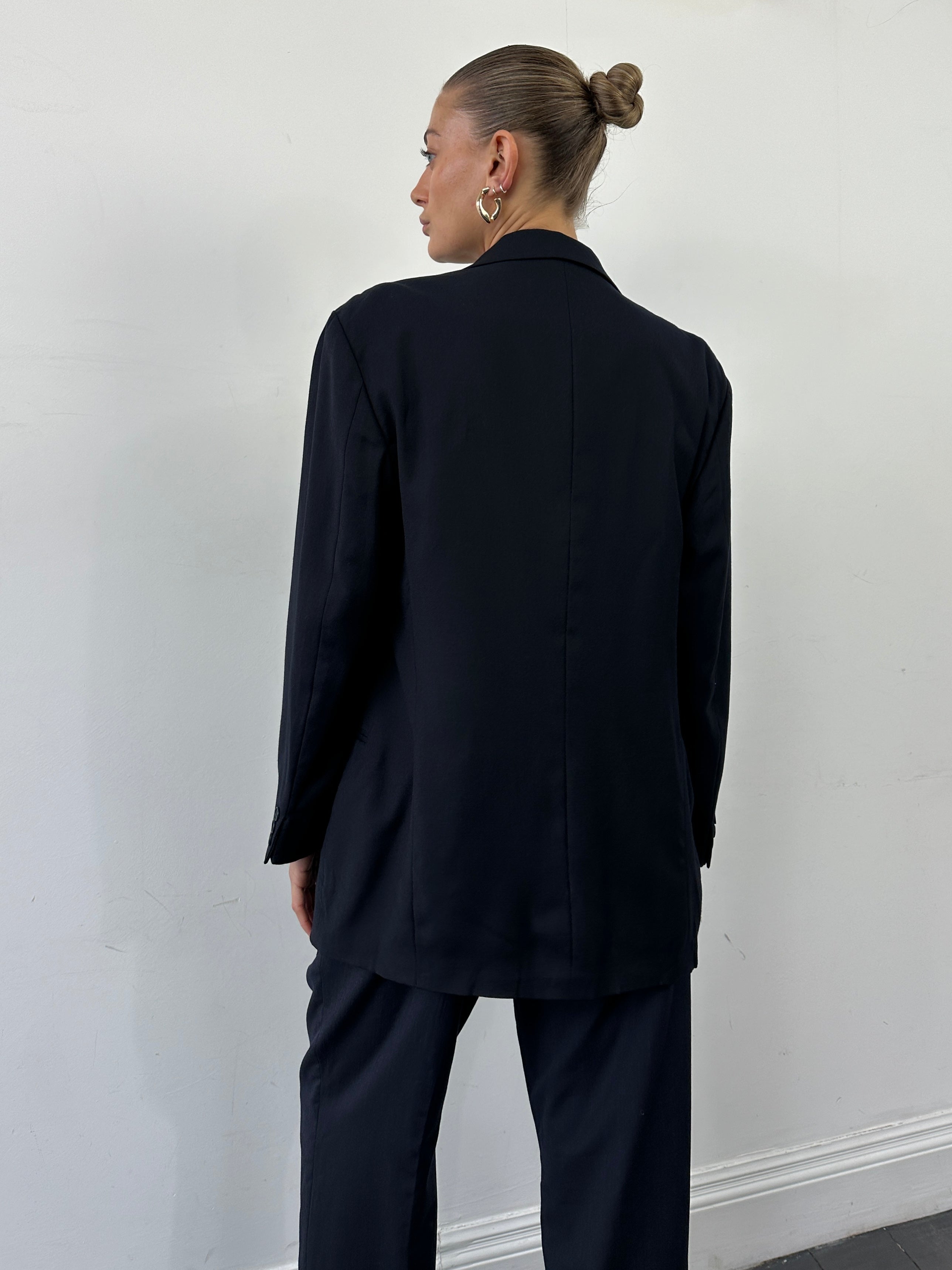 Emporio Armani wool single-breasted blazer in size M/L, tailored fit with notch lapels and classic button front.