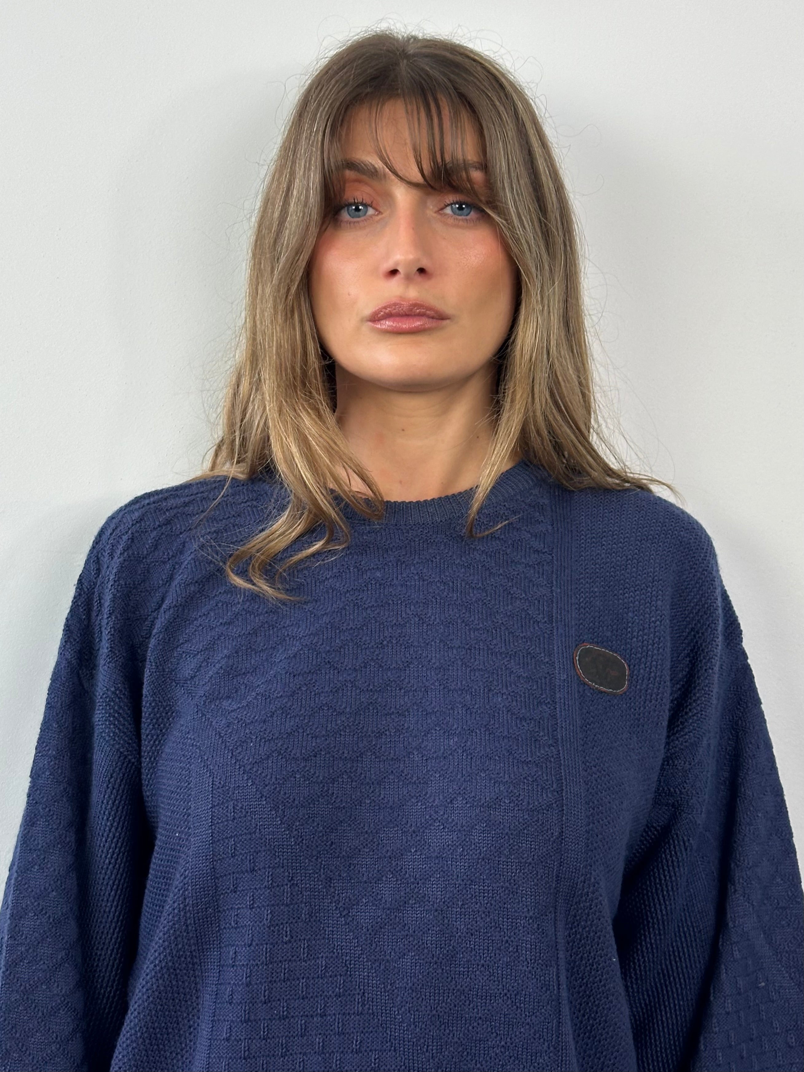 Valentino 1990s cotton cable knit jumper in M/L with logo, featuring a cozy textured knit and classic design.