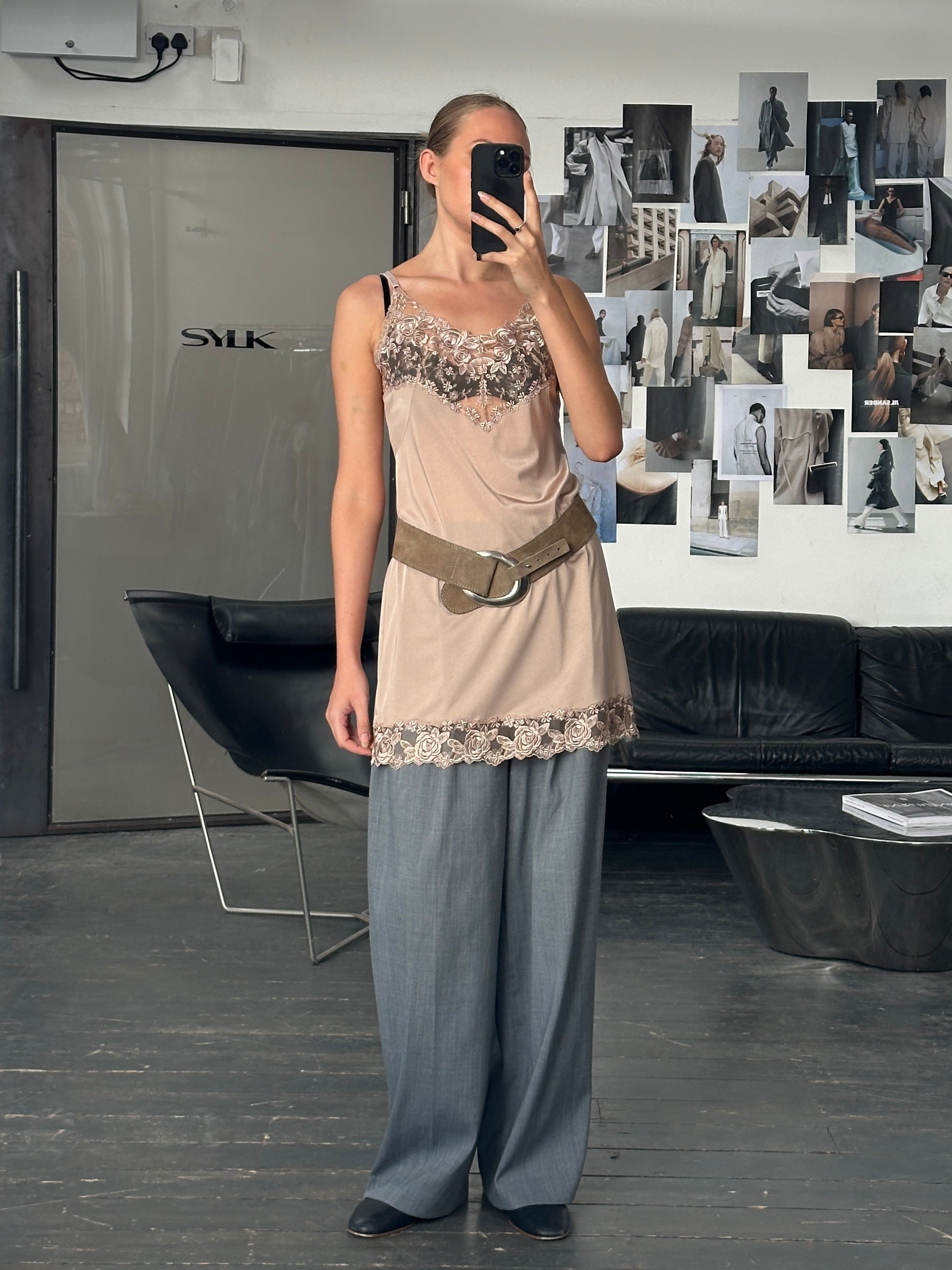 Vintage 1990s lace mini slip dress in size M, featuring delicate lace fabric and a classic 90s-inspired design.