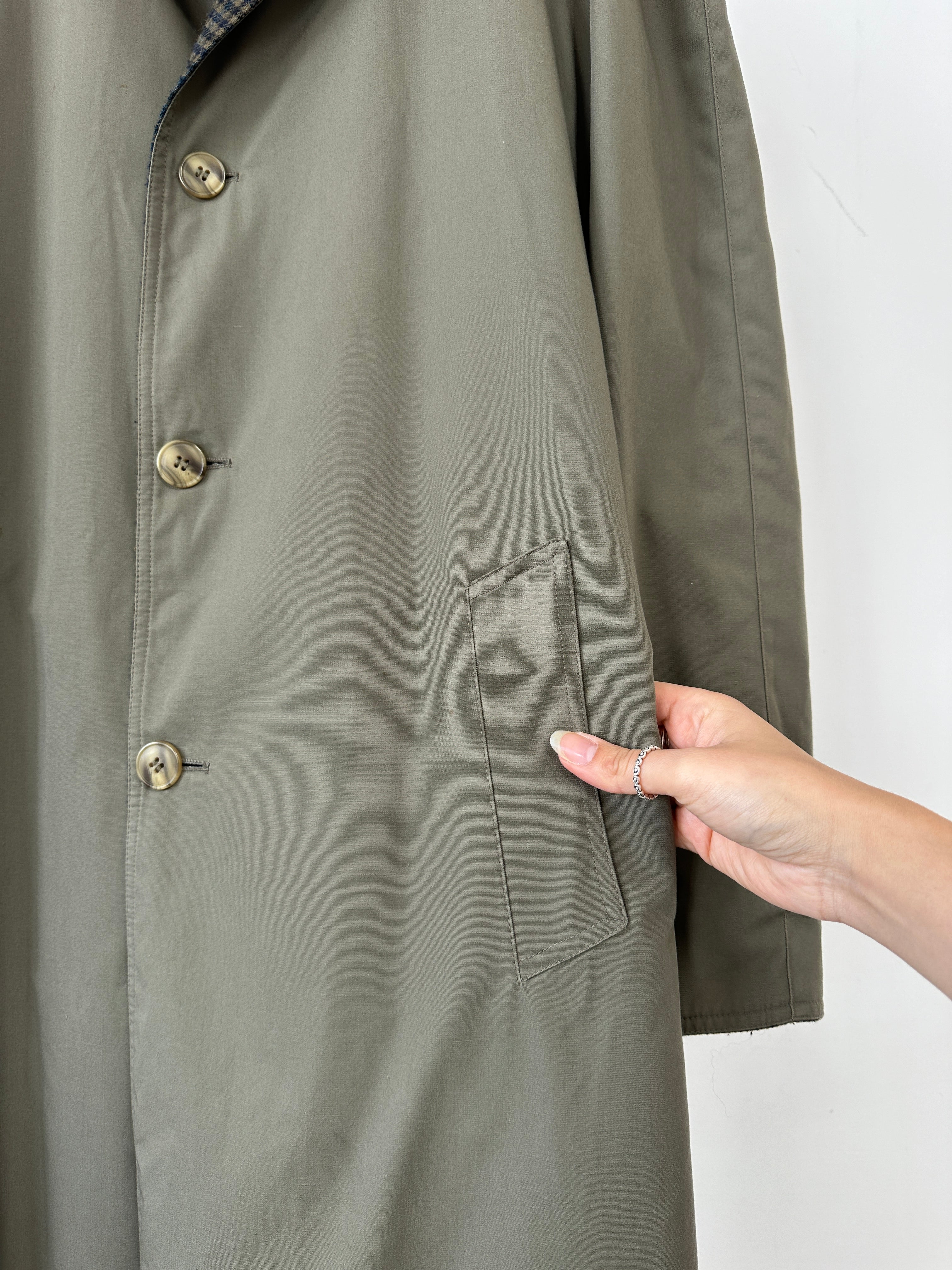 Vintage reversible wool trench coat with belt, oversized XL, featuring classic design and warm fabric for stylish winter wear.