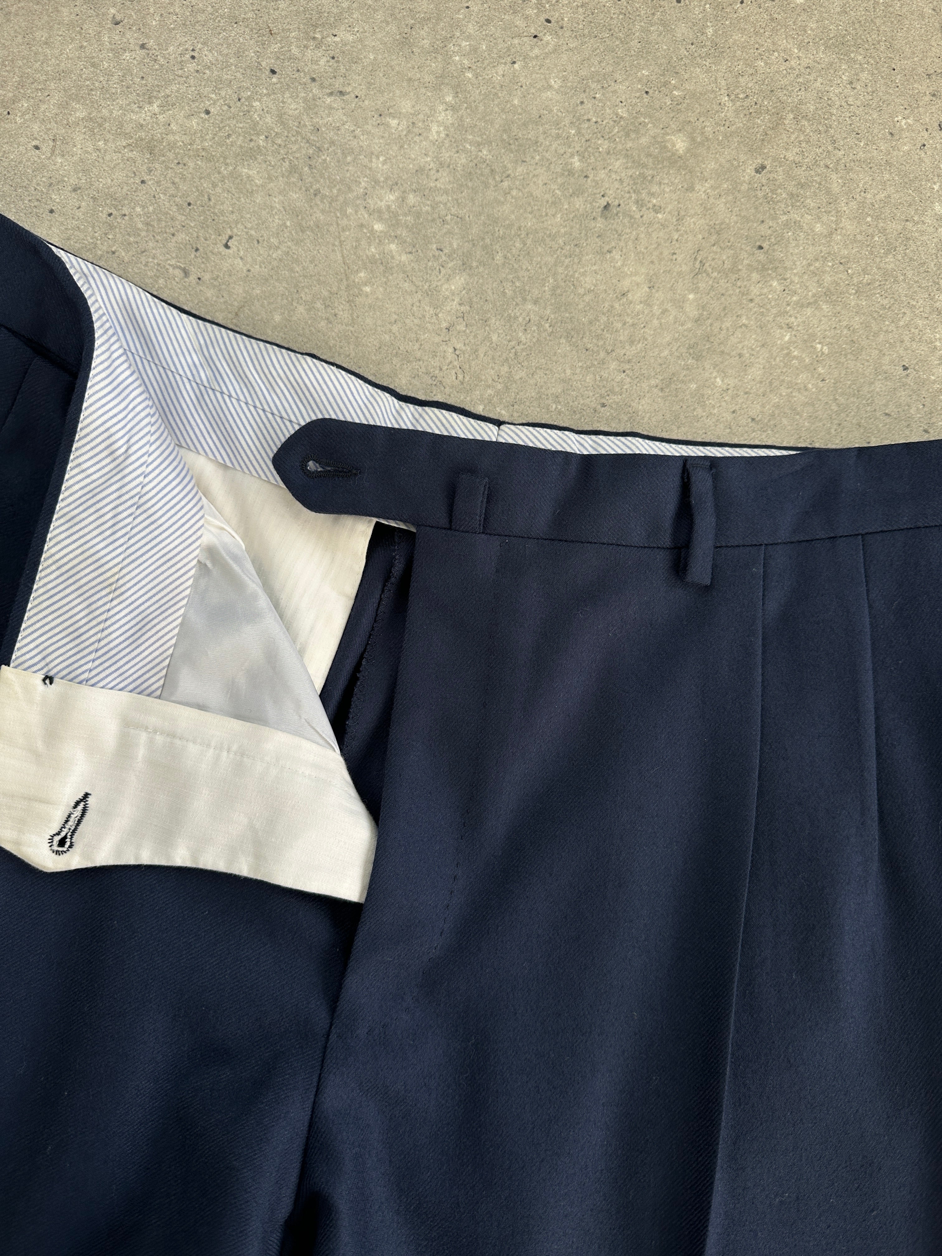 Italian vintage pure brushed wool tailored trousers in size W32, featuring classic straight-leg design and refined craftsmanship.