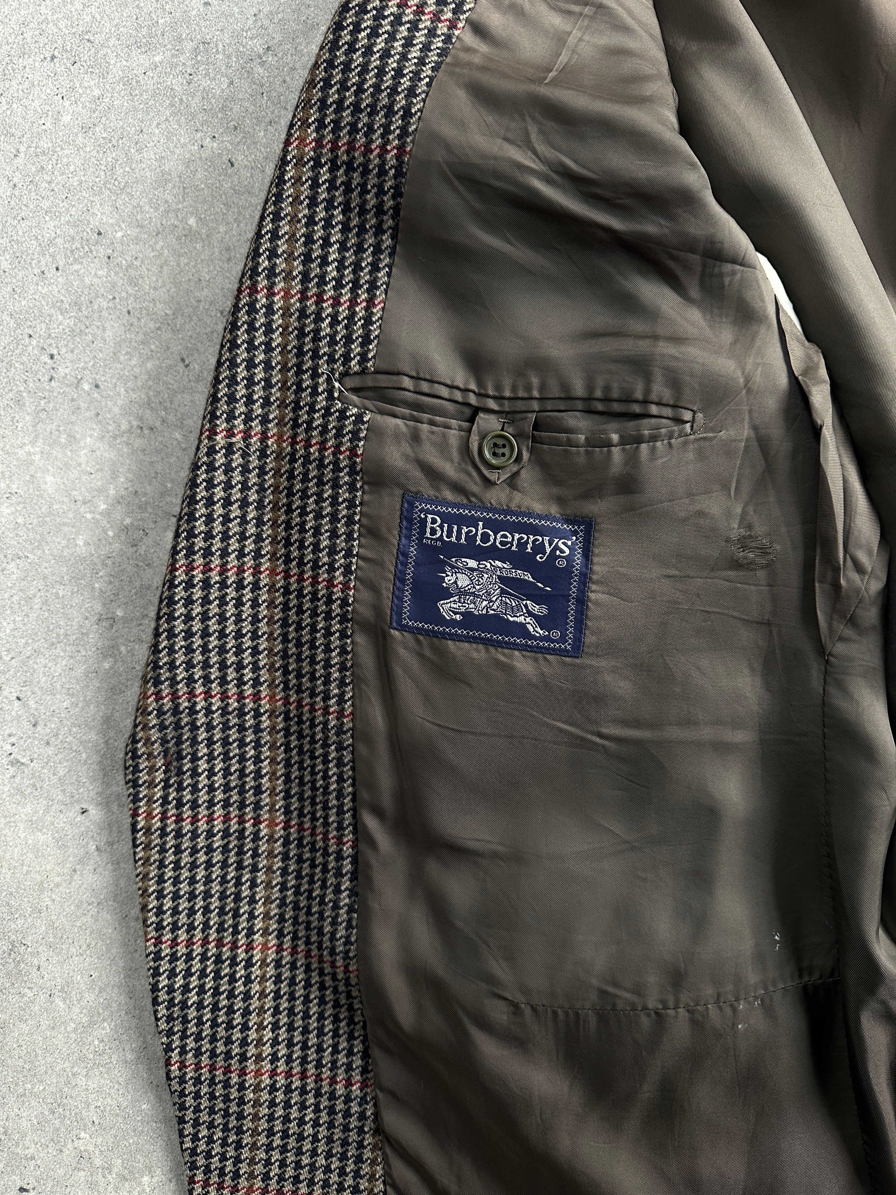 Burberry 1990s wool cashmere check blazer in size 44R/XL, tailored fit with classic tartan pattern and structured lapels.
