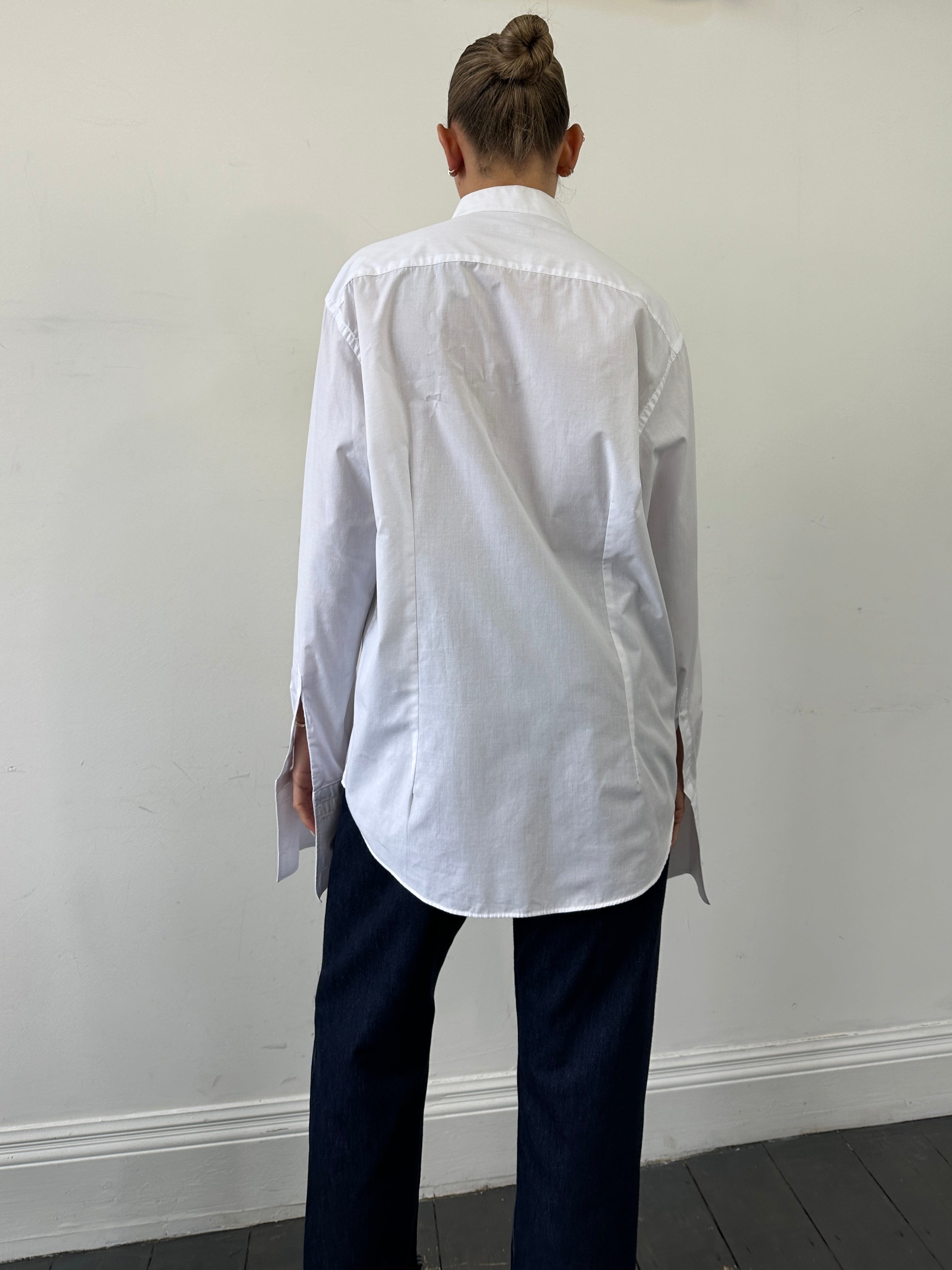 Vintage 2000s wing collar cotton tuxedo dress shirt in size L/XL, classic formal shirt with crisp white fabric and wing collar detail.