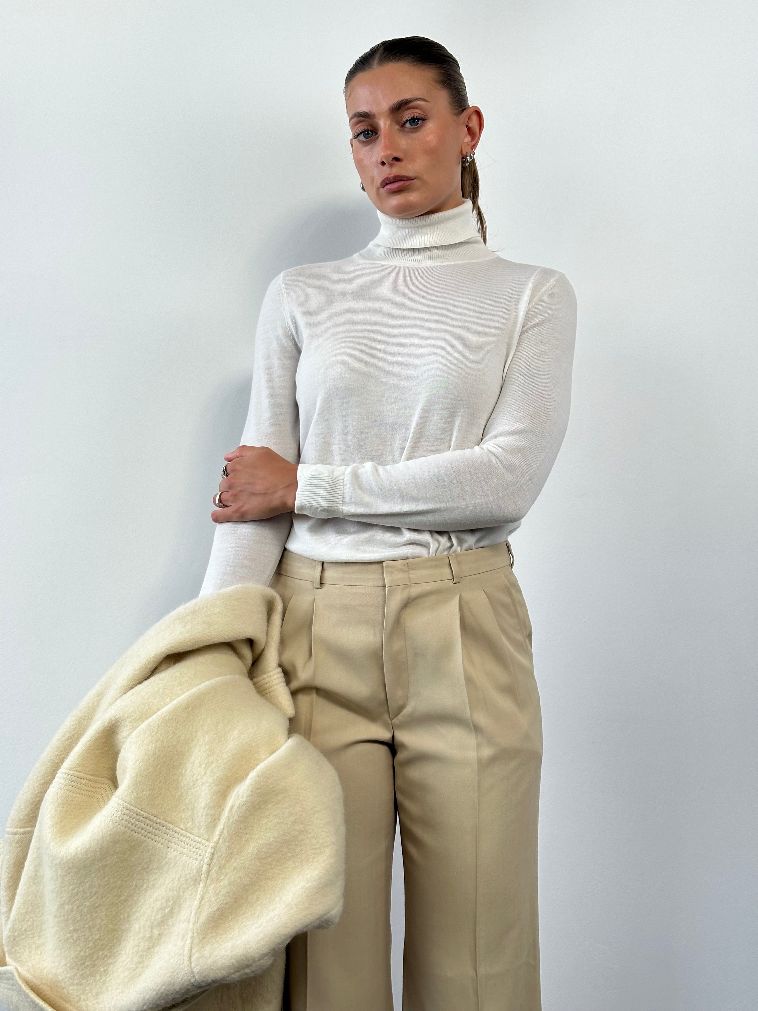 Vintage mid-rise straight-leg tailored trousers in size W28, showcasing classic fit and structured fabric.