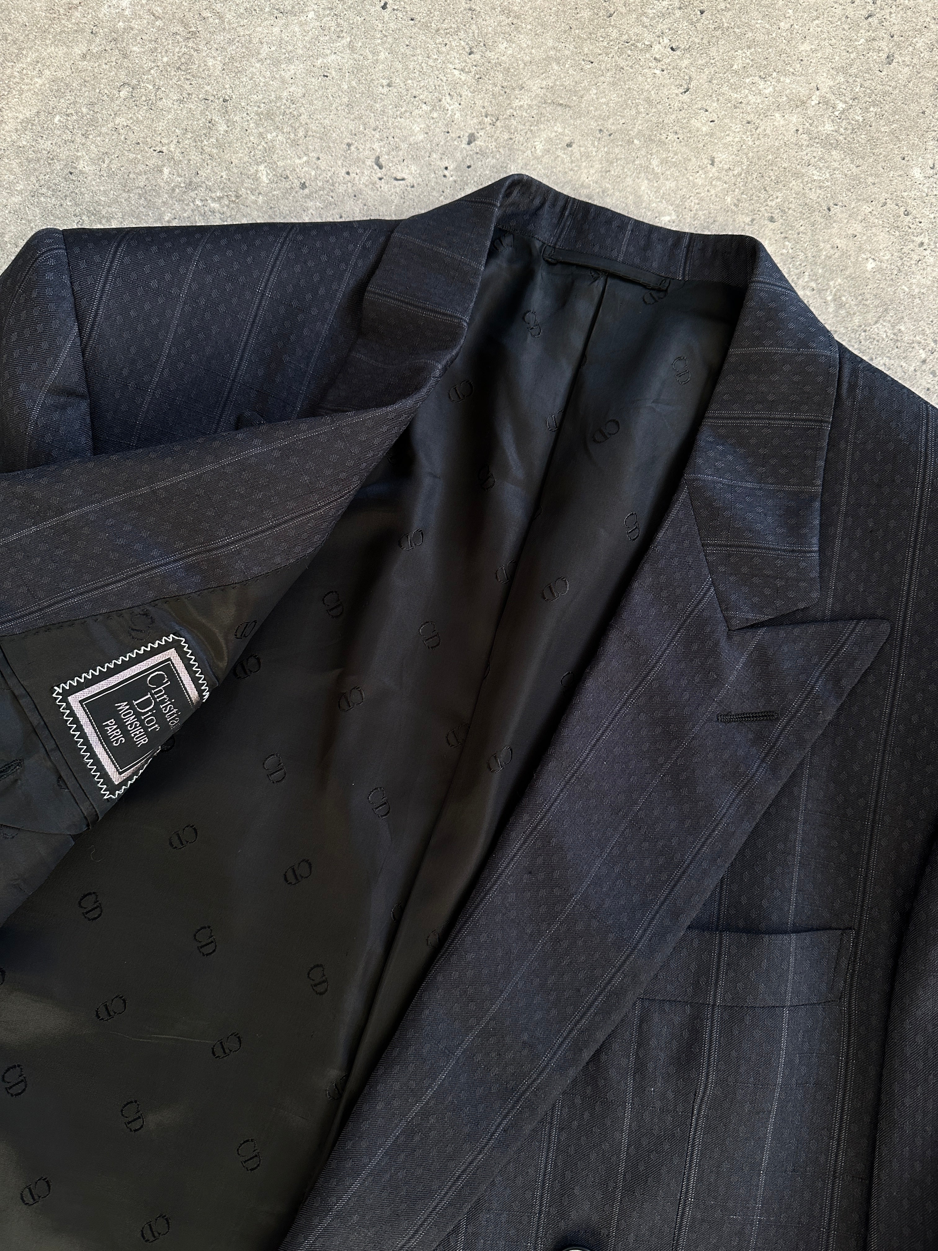 Christian Dior wool silk double-breasted print blazer in size 40R/L, tailored with a stylish tailored fit and elegant design.