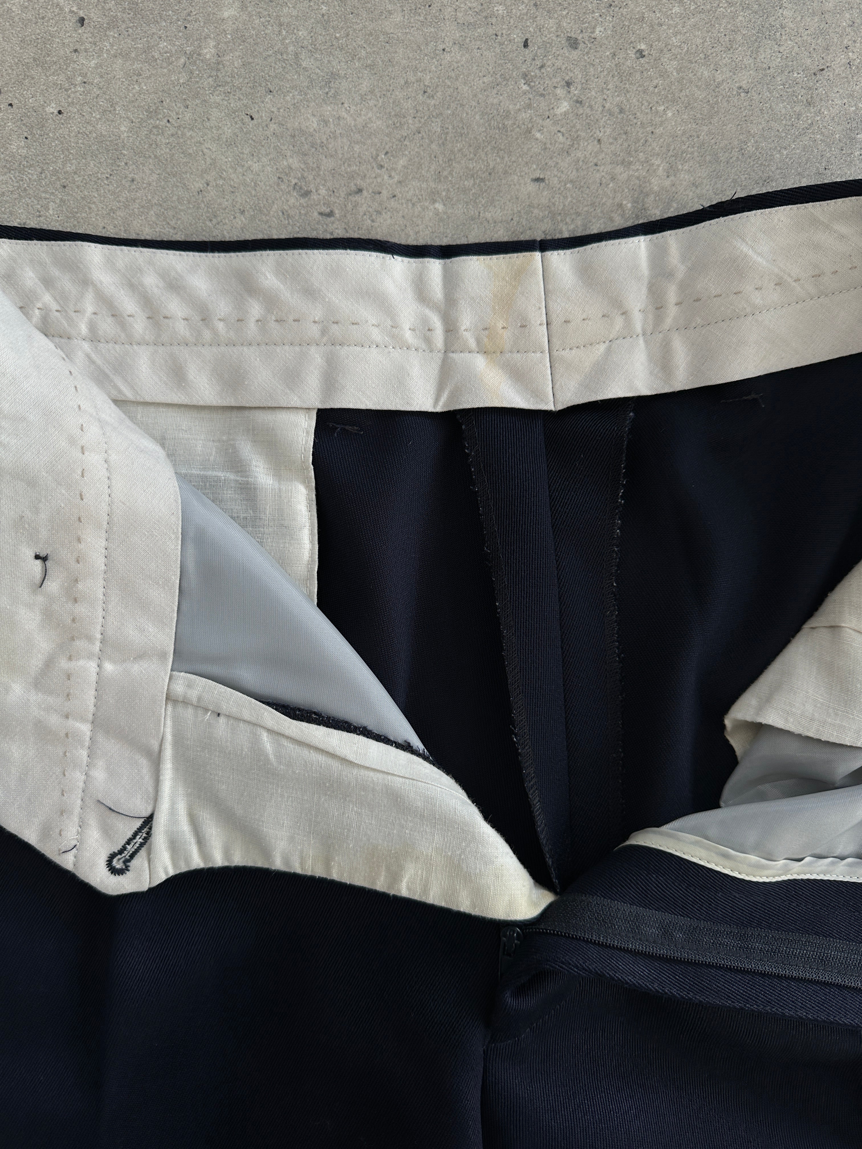 Vintage Italian vintage pure wool tailored trousers in size W32, featuring a classic fit and refined tailoring.