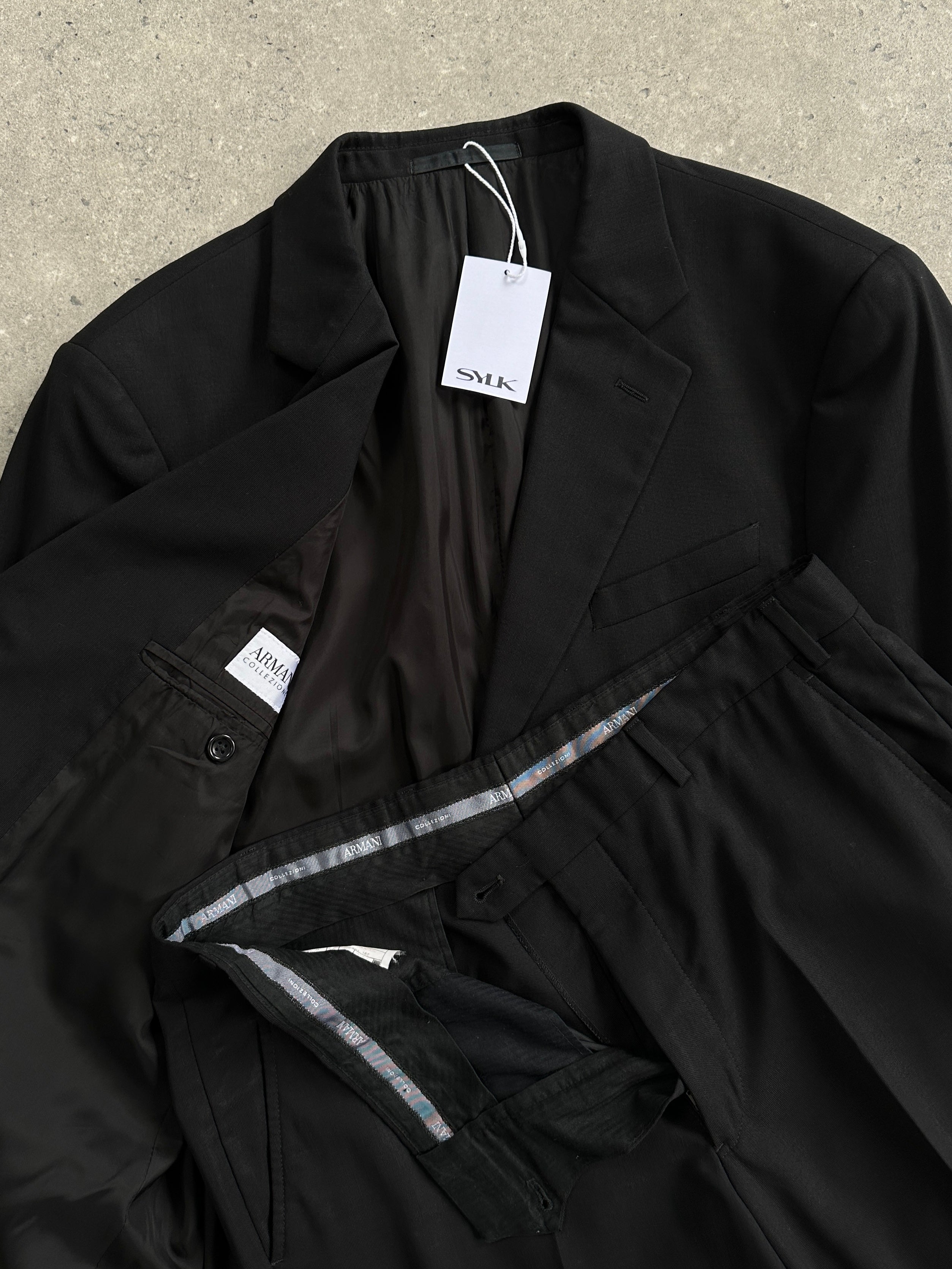 Armani Collezioni pure wool single-breasted suit in size 42R/W34, tailored fit with notch lapel and classic design.