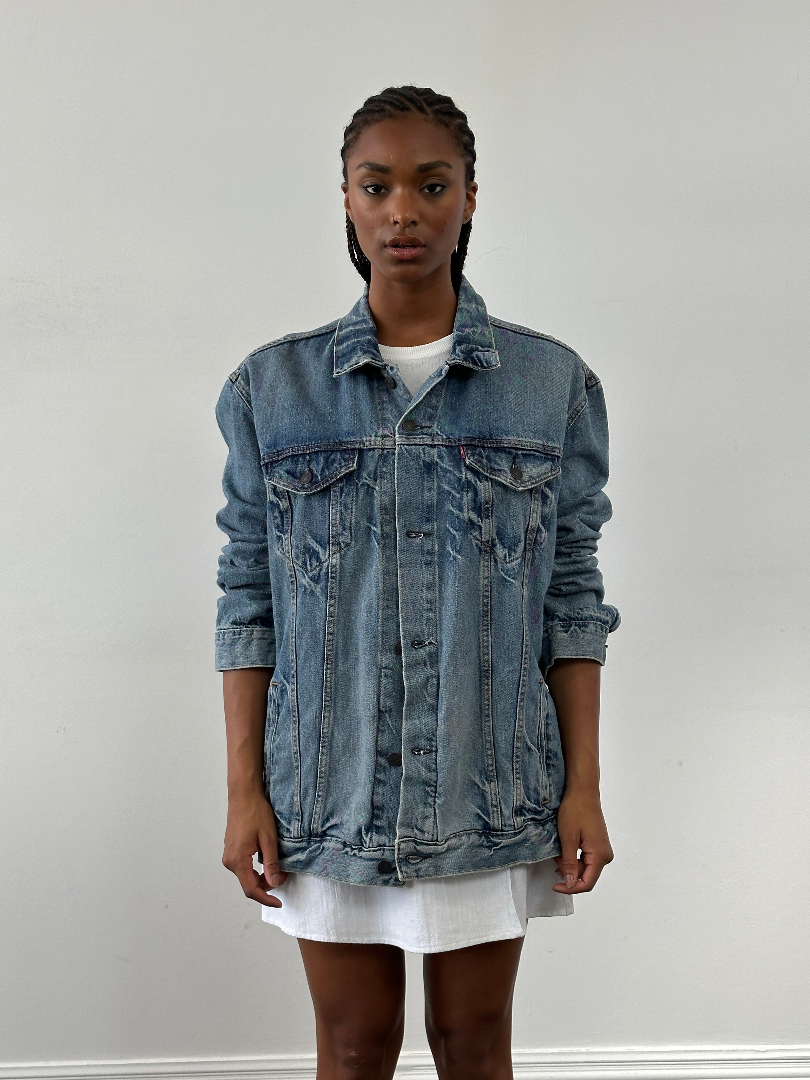 Light wash Levi’s denim jacket in size XL with classic button-up front and chest pockets, casual and stylish for everyday wear.